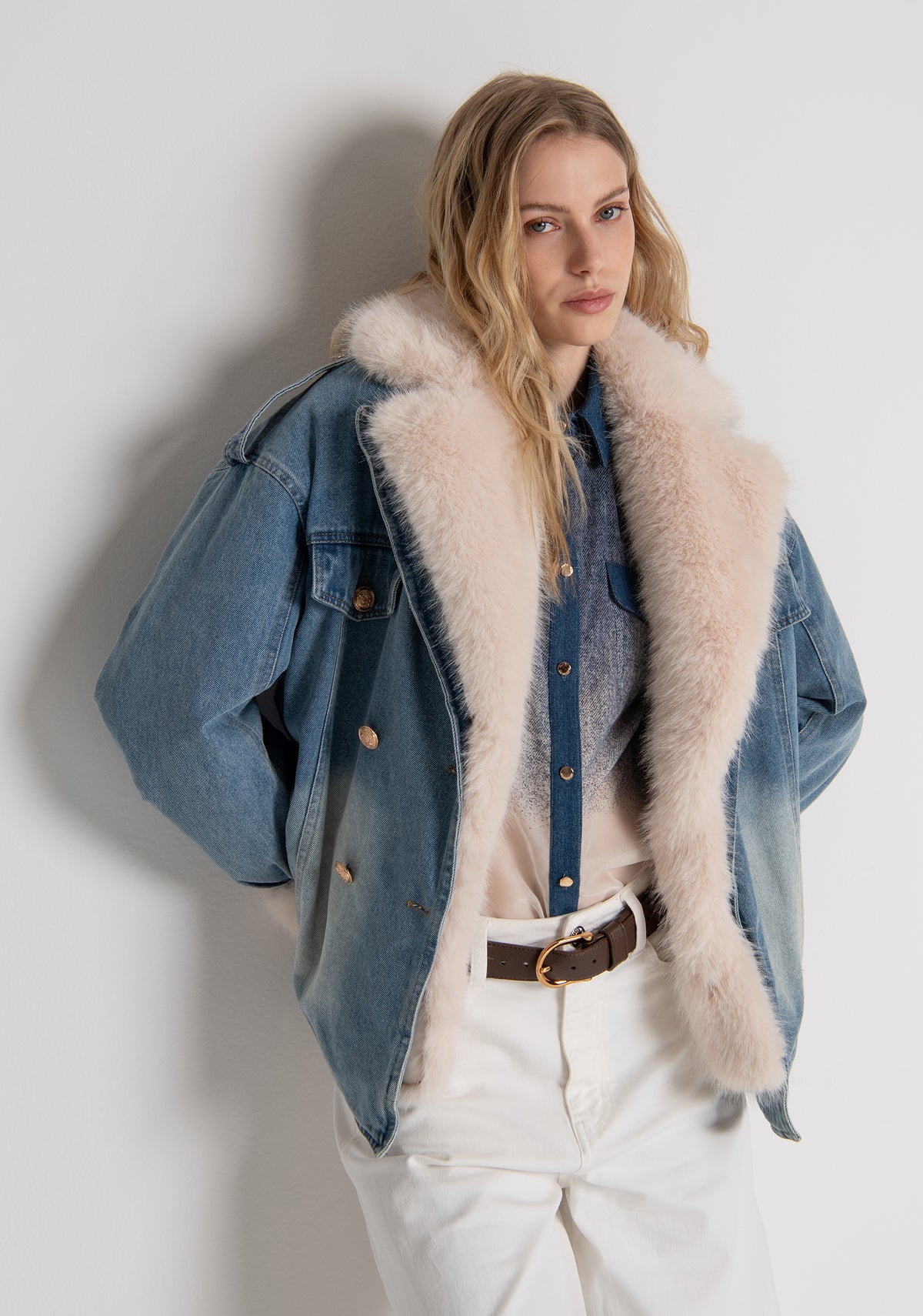 Giacca over in denim con lavaggio vintage e con finta pelliccia FP26WJ4002D40904 FRACOMINA