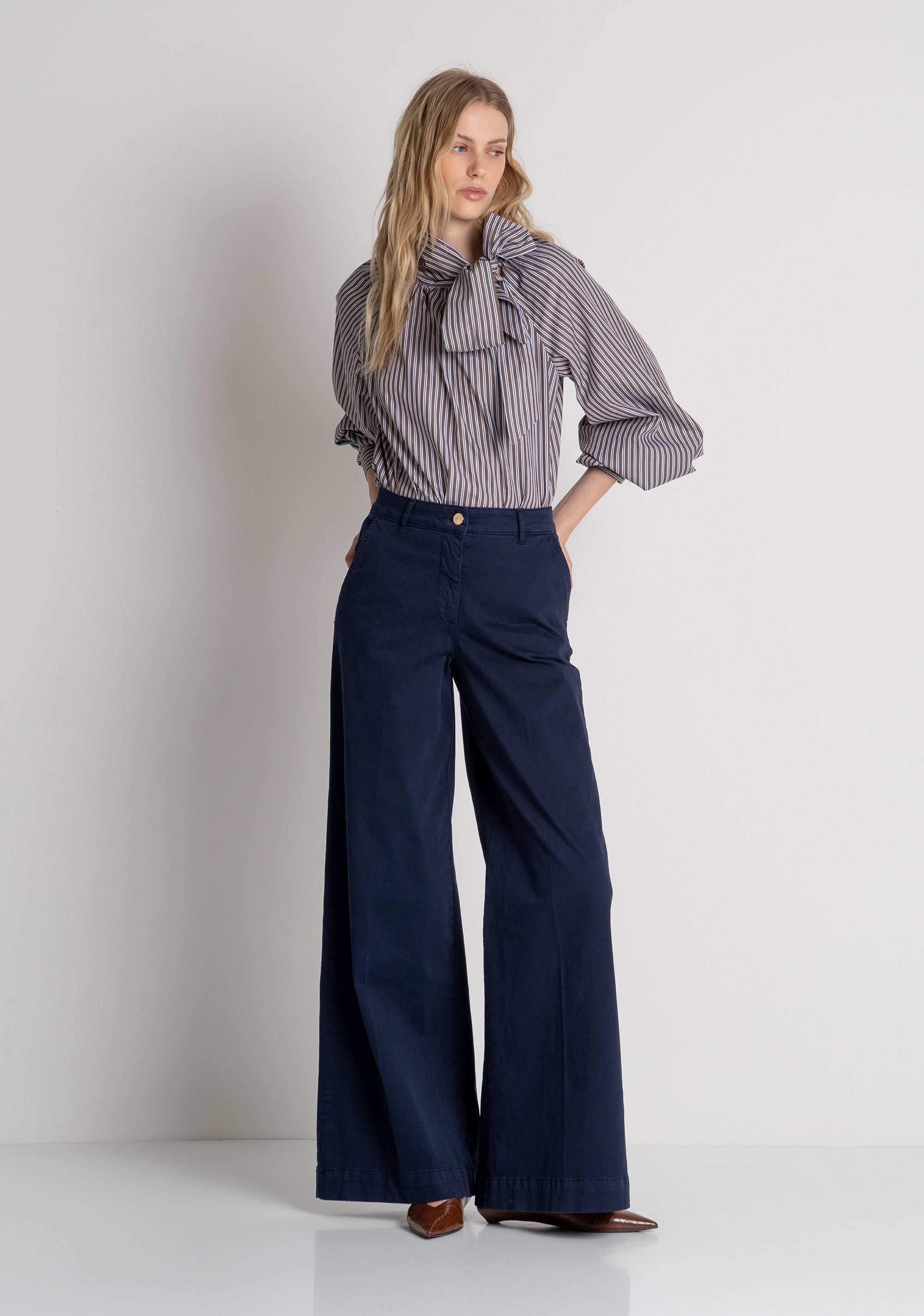 Pantalone wide leg modello chino in raso FRACOMINA — immagine 2 di 6
