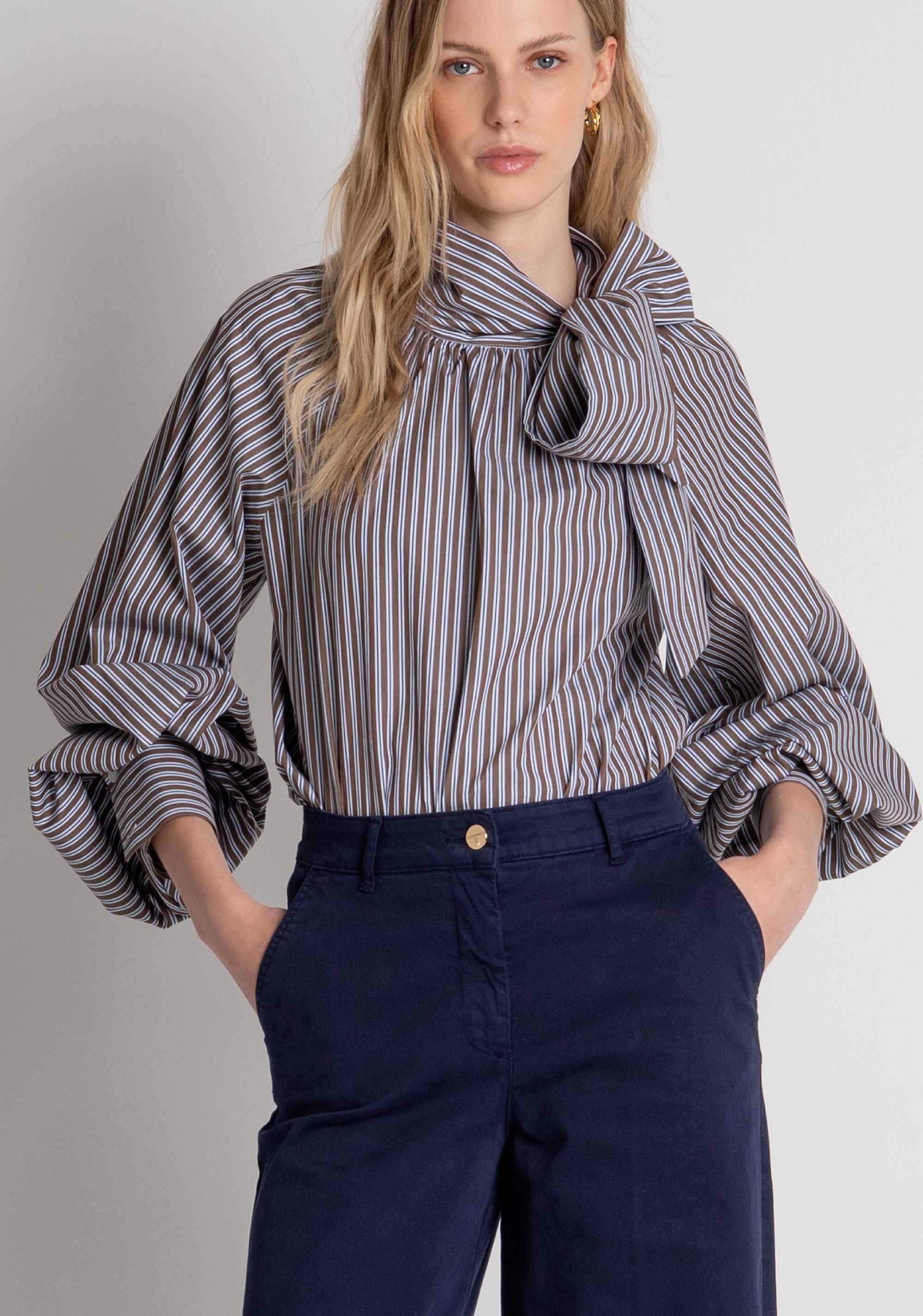 Pantalone wide leg modello chino in raso FRACOMINA — immagine 3 di 6
