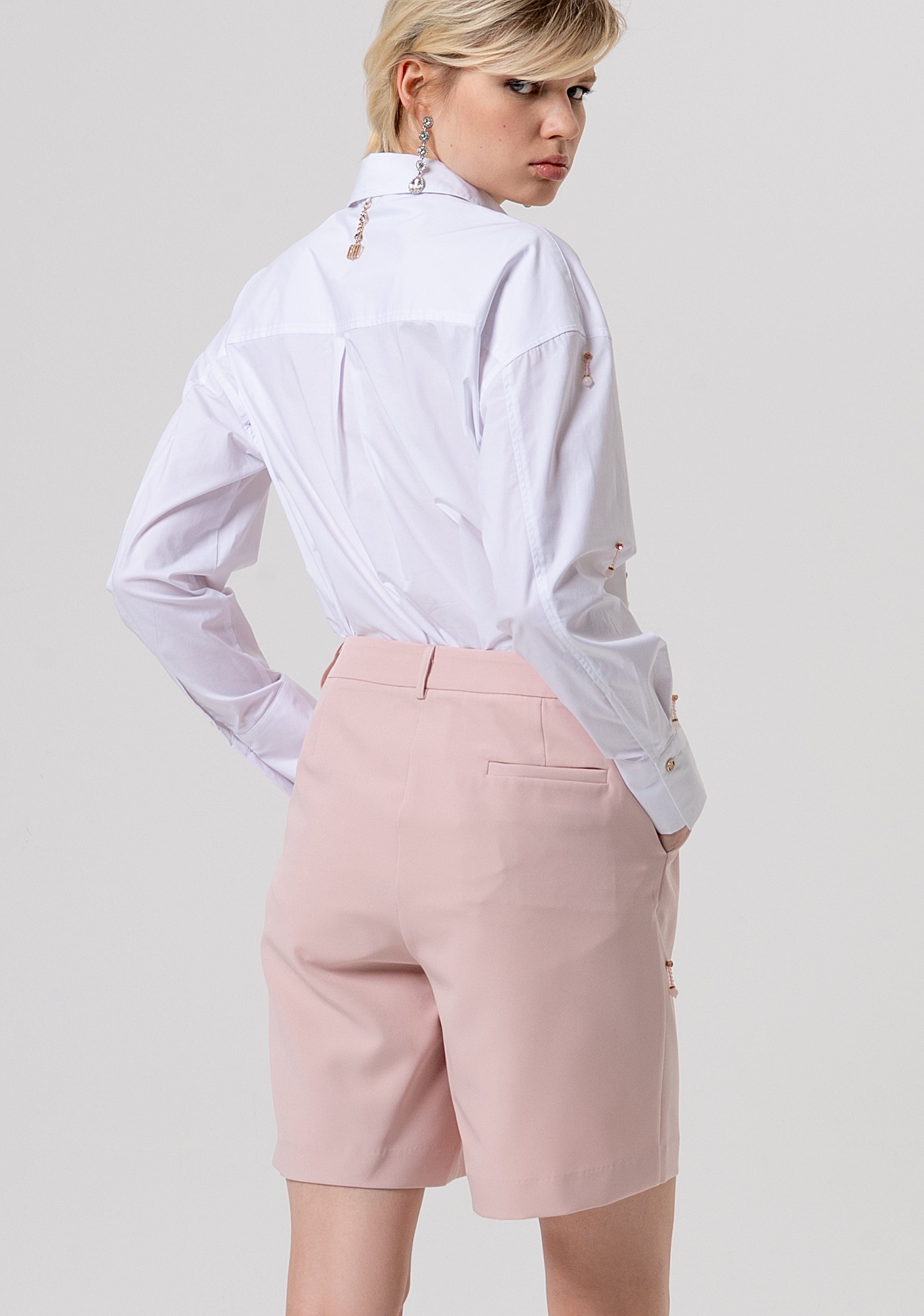 Pantaloncino regular in tessuto con applicazioni gioiello