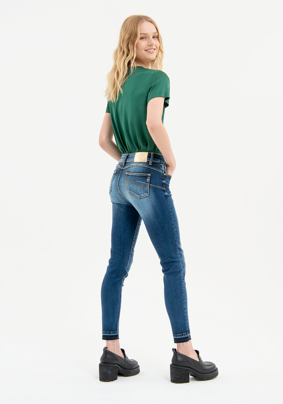 Jeans slim effetto push up in denim con lavaggio strong FR23WV8000D40102 Fracomina