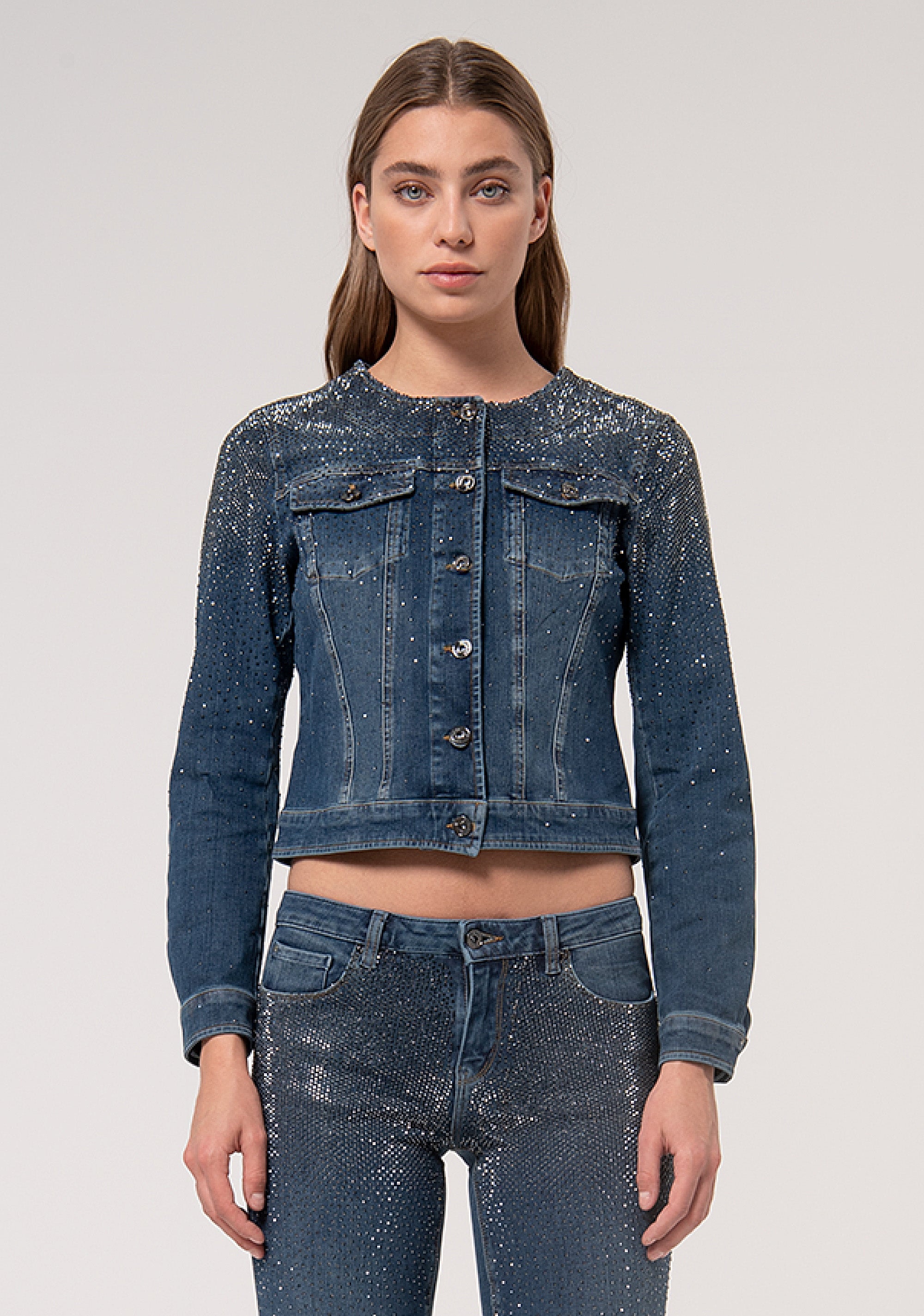 Giacca regular in denim con lavaggio medio e strass applicati FR24WJ4004D408R9-987 Fracomina