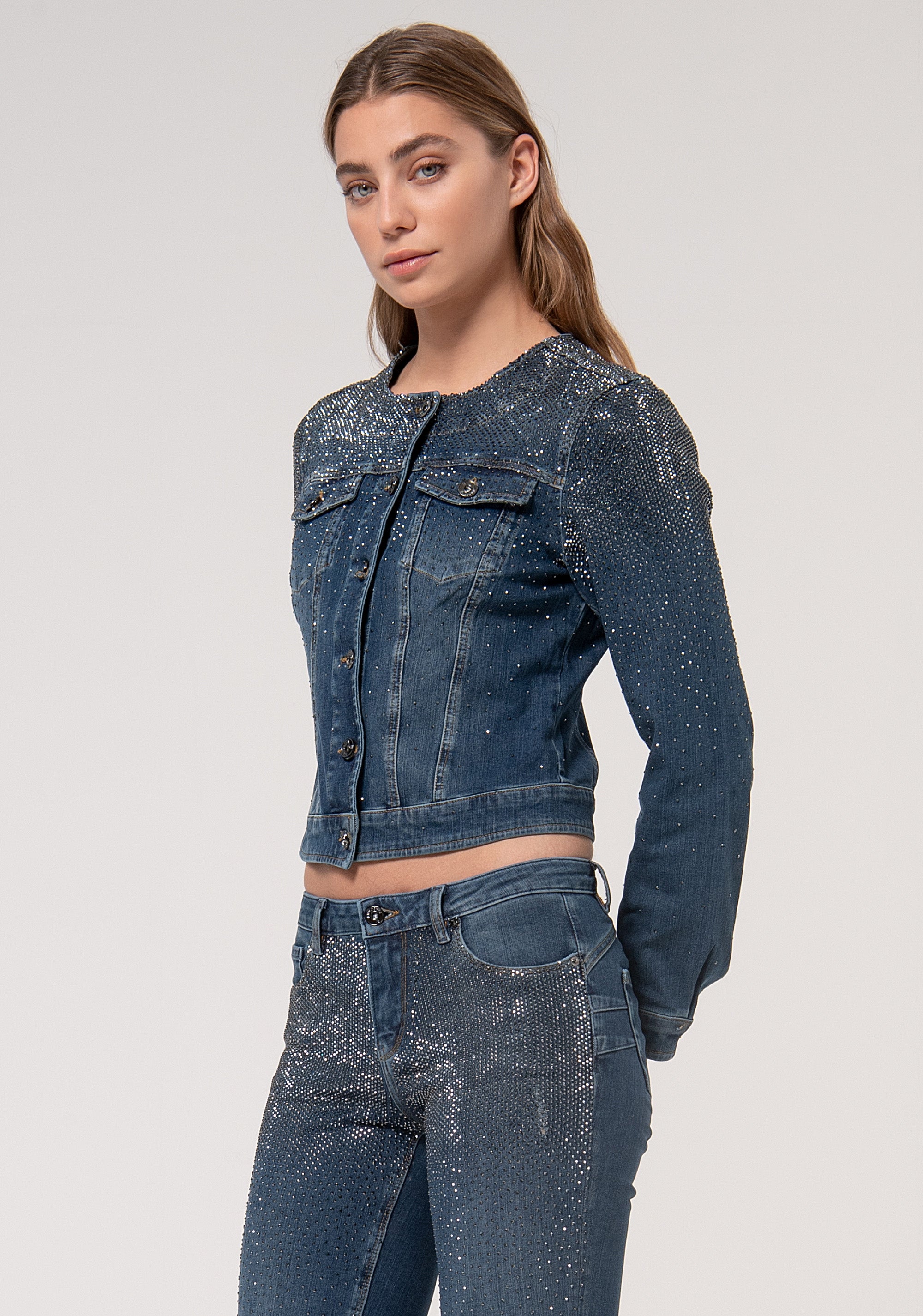 Giacca regular in denim con lavaggio medio e strass applicati FR24WJ4004D408R9-987 Fracomina