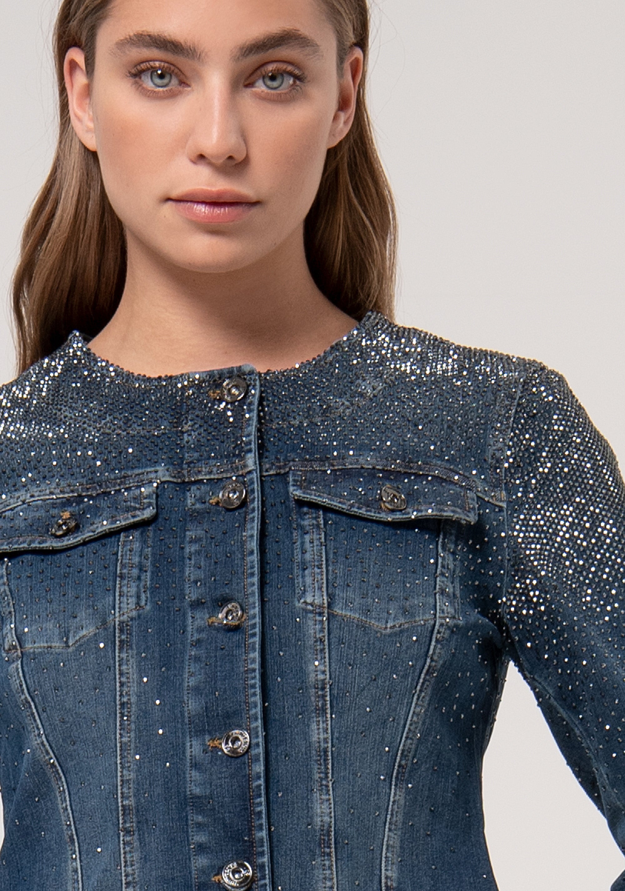 Giacca regular in denim con lavaggio medio e strass applicati FR24WJ4004D408R9-987 Fracomina