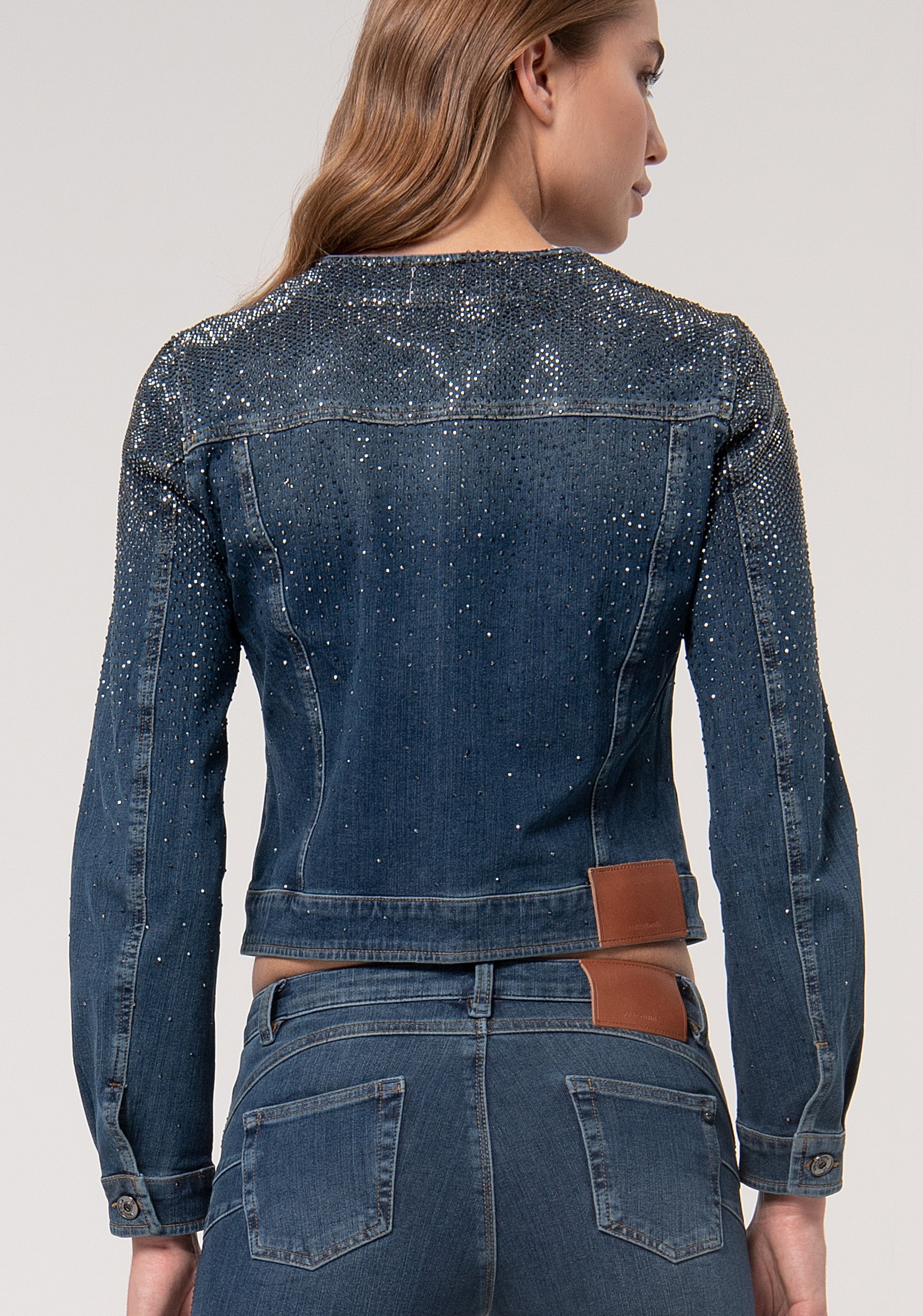 Giacca regular in denim con lavaggio medio e strass applicati FR24WJ4004D408R9-987 Fracomina