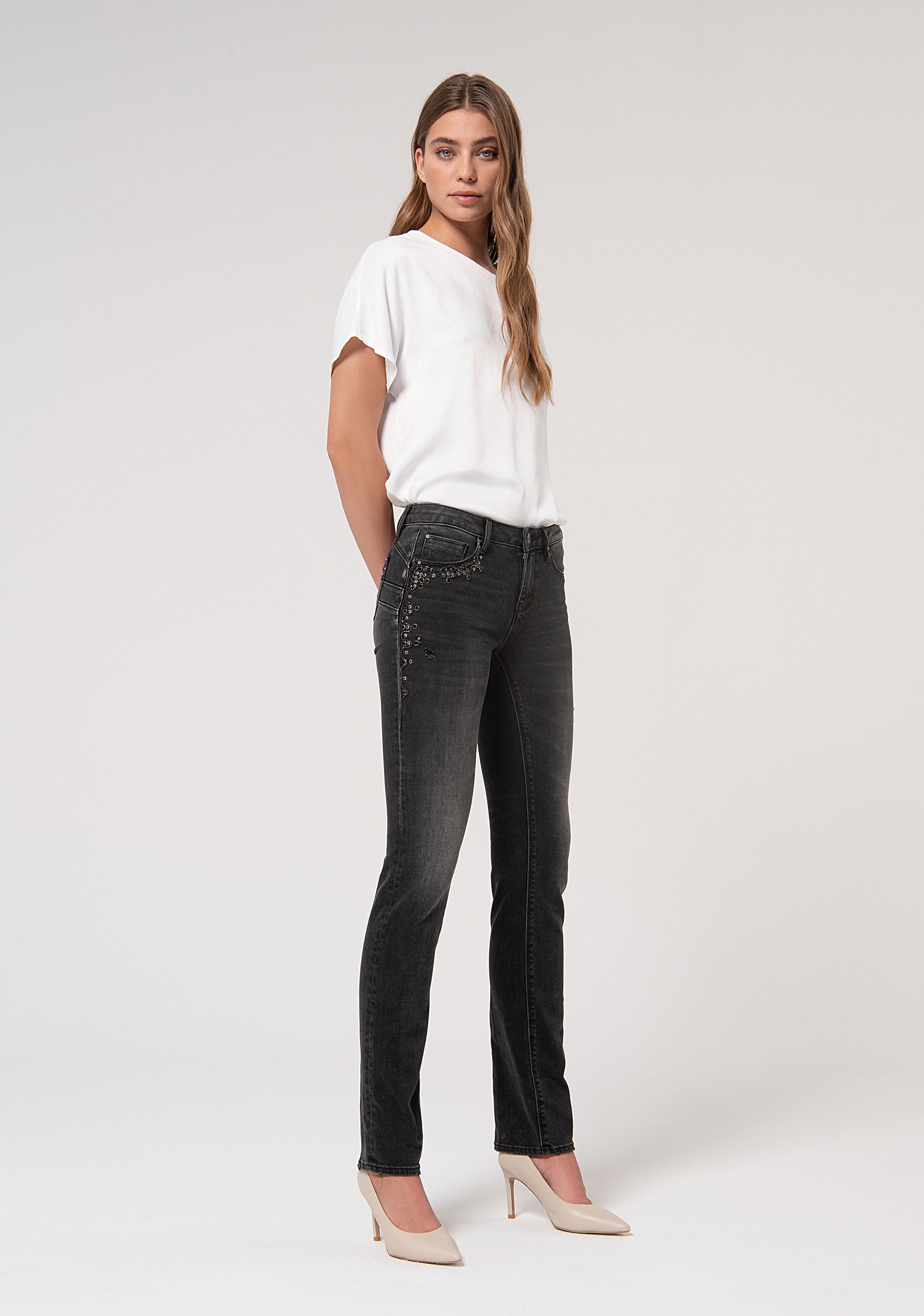 Jeans slim effetto shape up in denim nero con lavaggio scuro