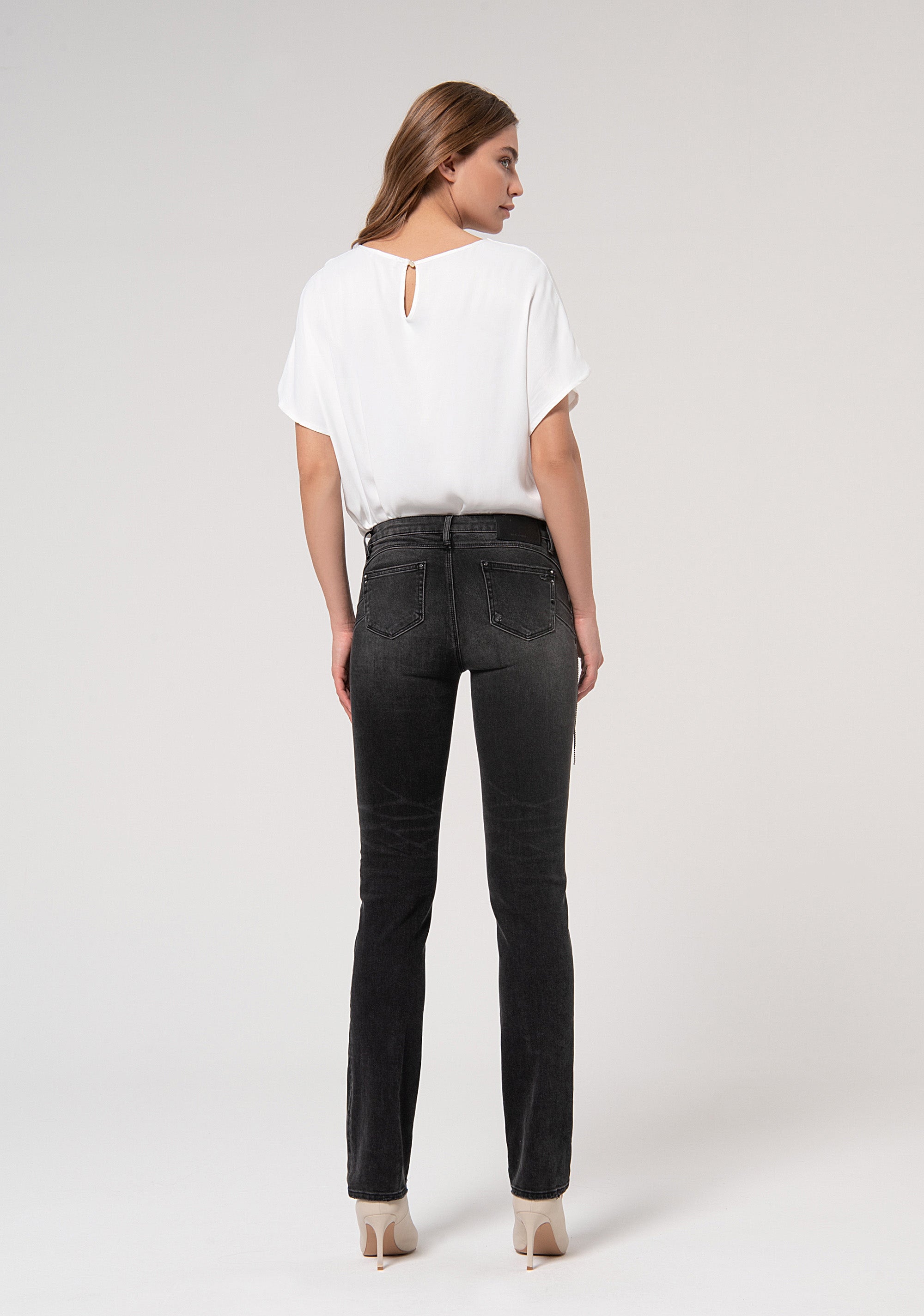 Jeans slim effetto shape up in denim nero con lavaggio scuro