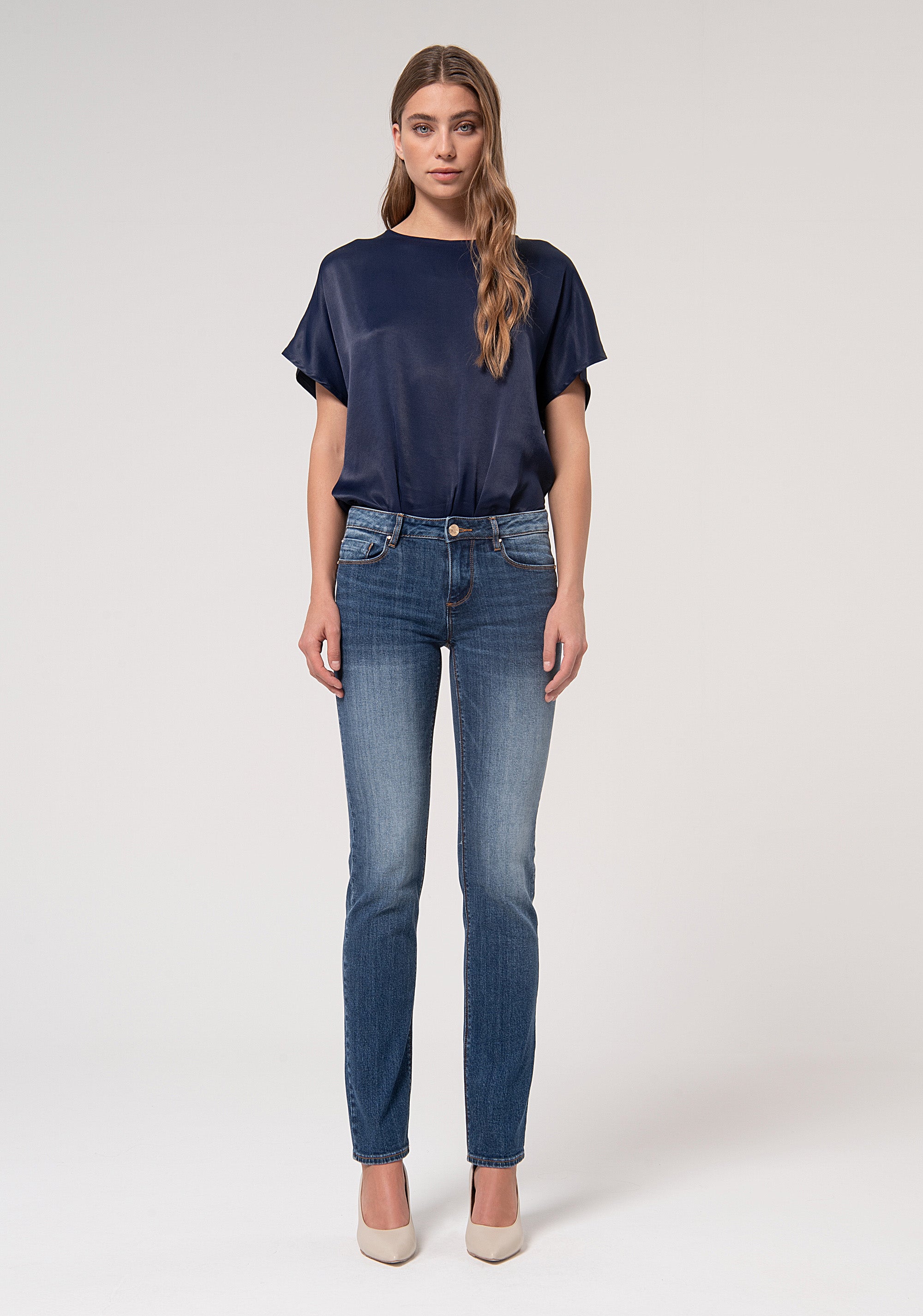 Jeans slim effetto shape up in denim stretch con lavaggio medio FR24WV2015D450R9-A99 Fracomina