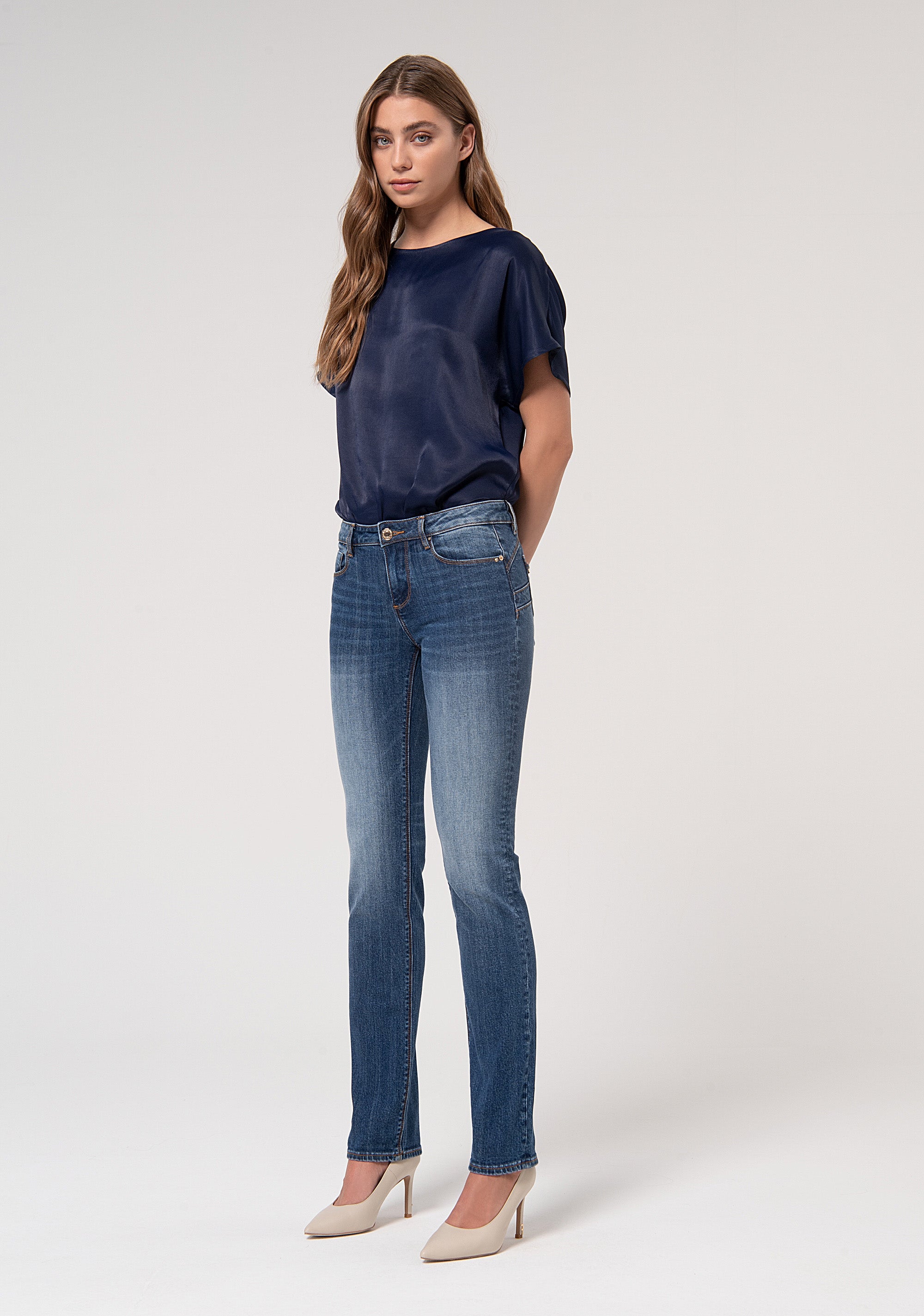 Jeans slim effetto shape up in denim stretch con lavaggio medio FR24WV2015D450R9-A99 Fracomina