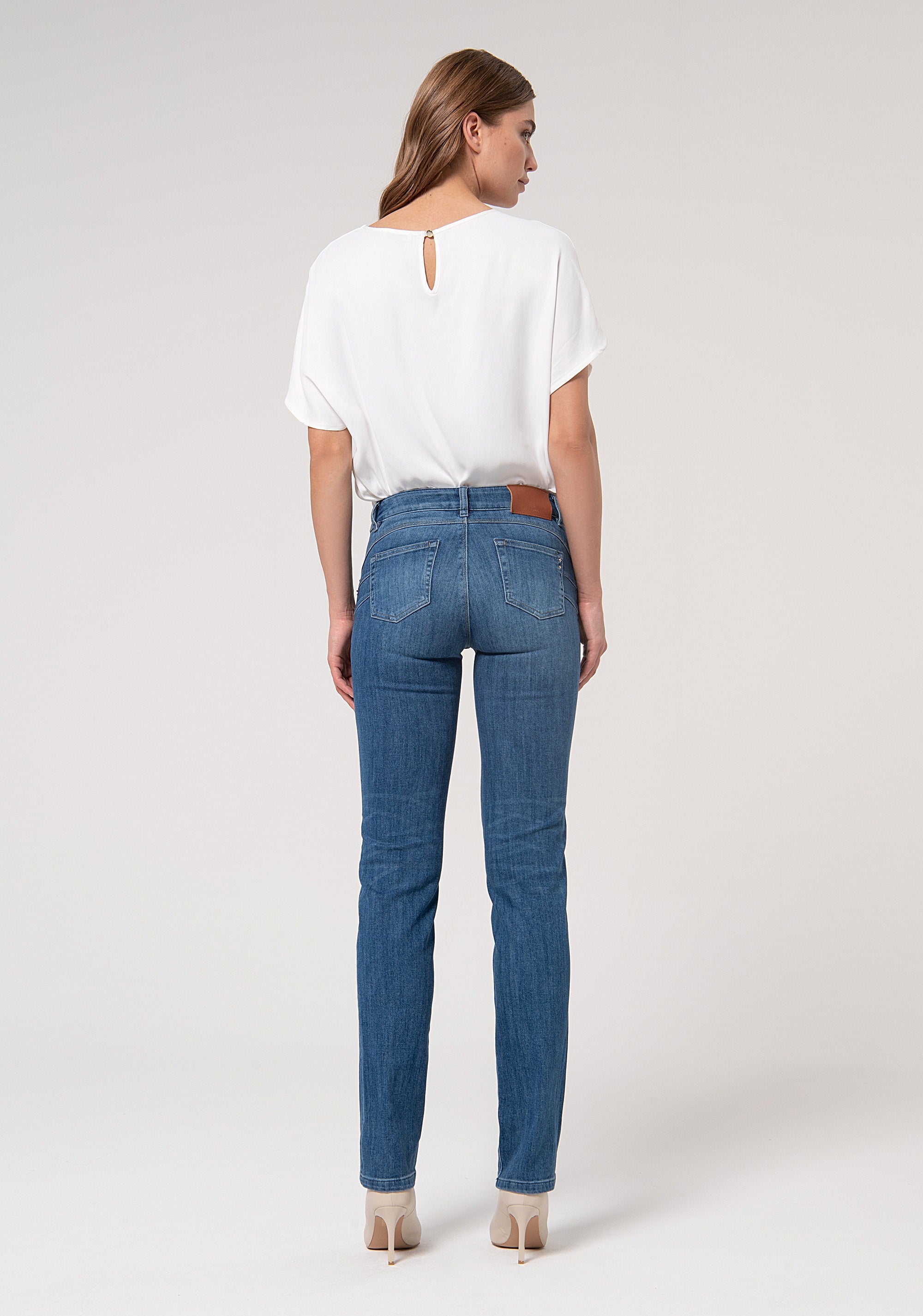 Jeans slim effetto shape up in denim con lavaggio medio FR24WV2015D460R9-349 Fracomina