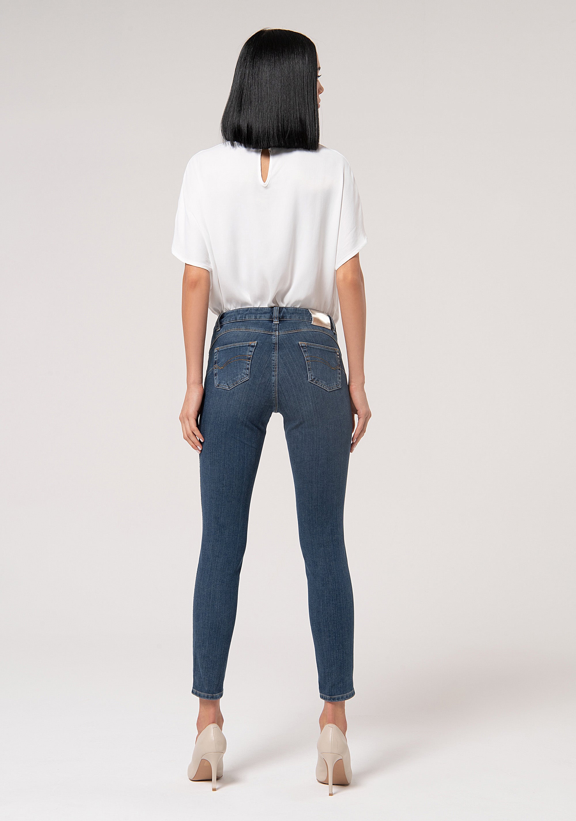 Jeans slim effetto perfect shape in denim stretch con lavaggio medio