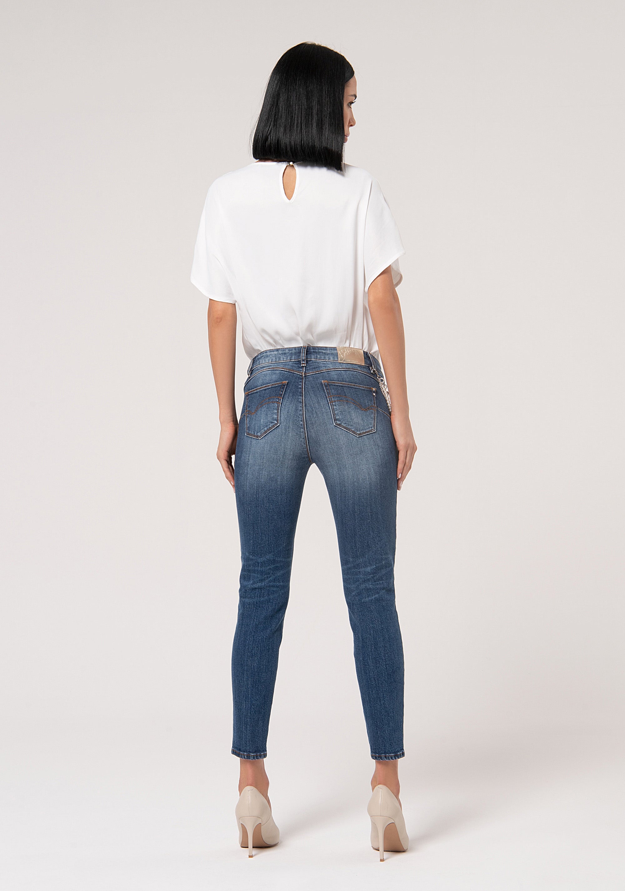 Jeans slim effetto perfect shape in denim stretch con lavaggio medio