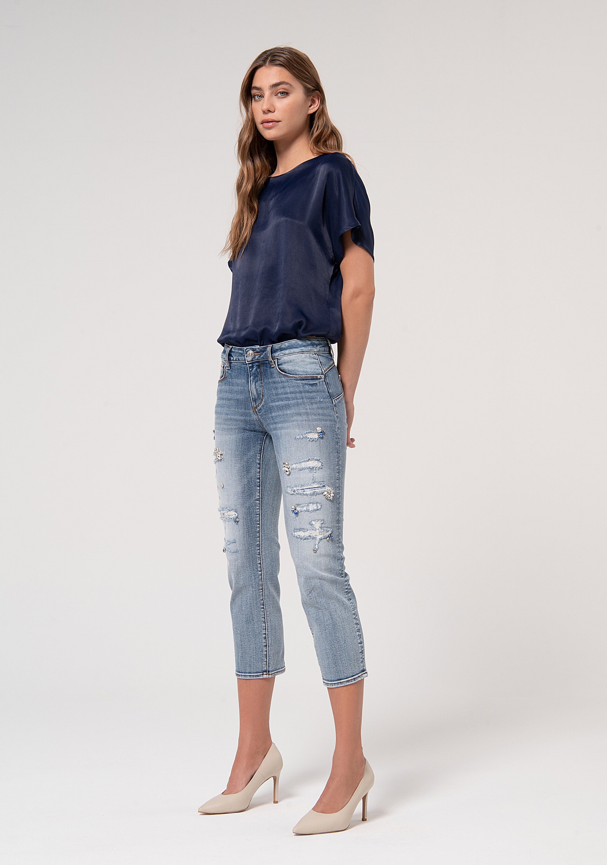 Jeans slim effetto perfect shape in denim stretch con lavaggio chiaro