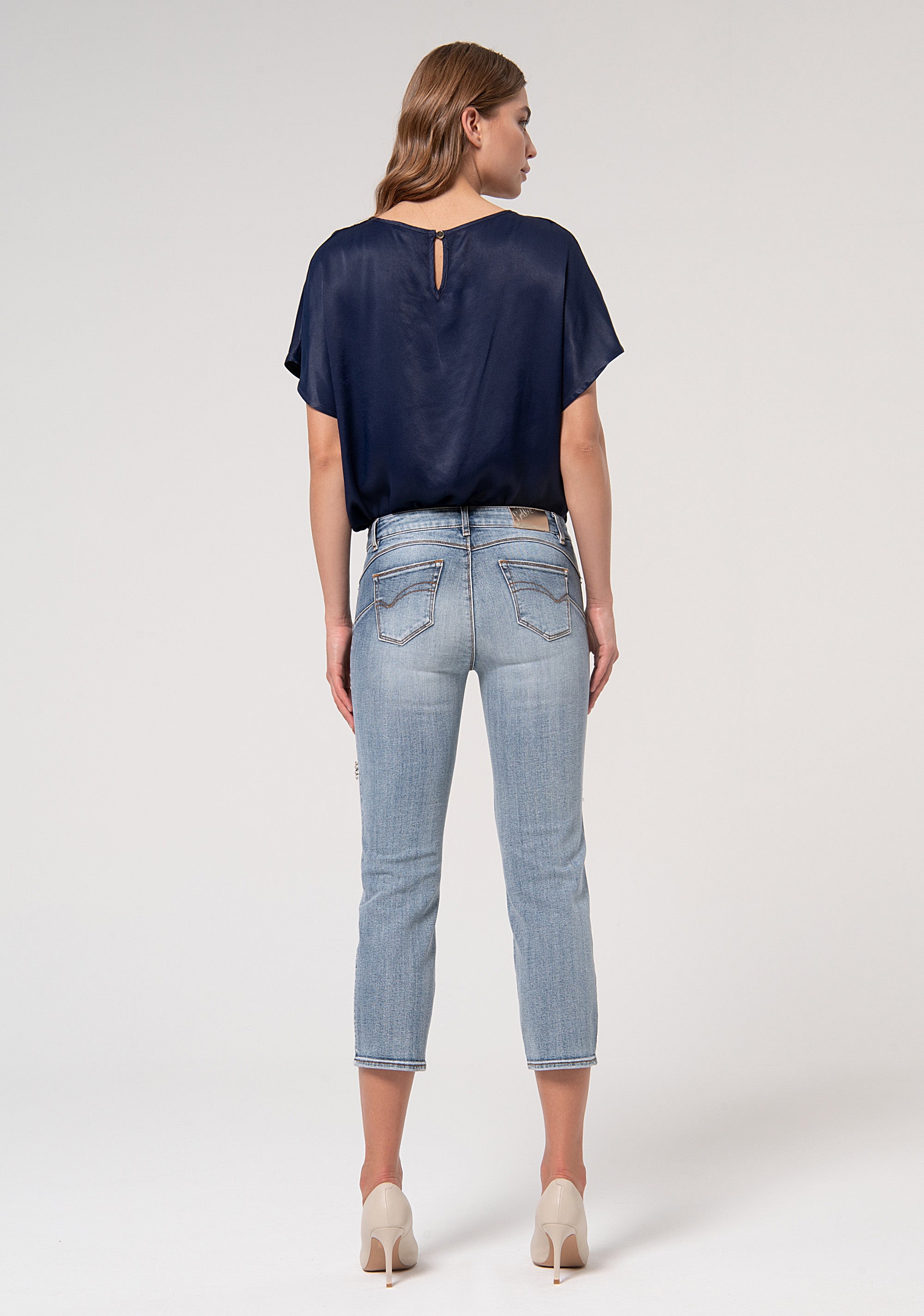 Jeans slim effetto perfect shape in denim stretch con lavaggio chiaro