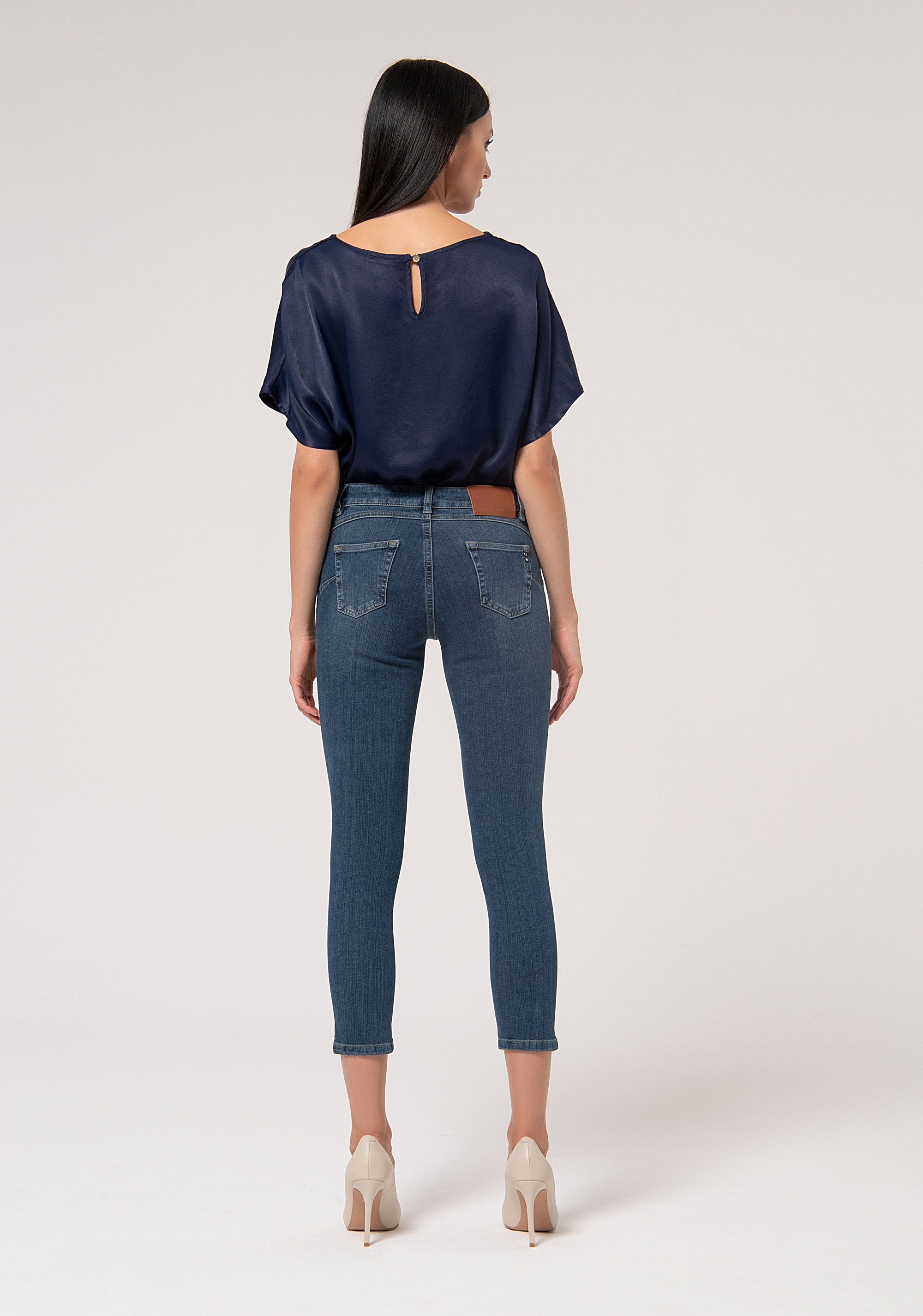 Jeans cropped effetto shape up in denim con lavaggio medio