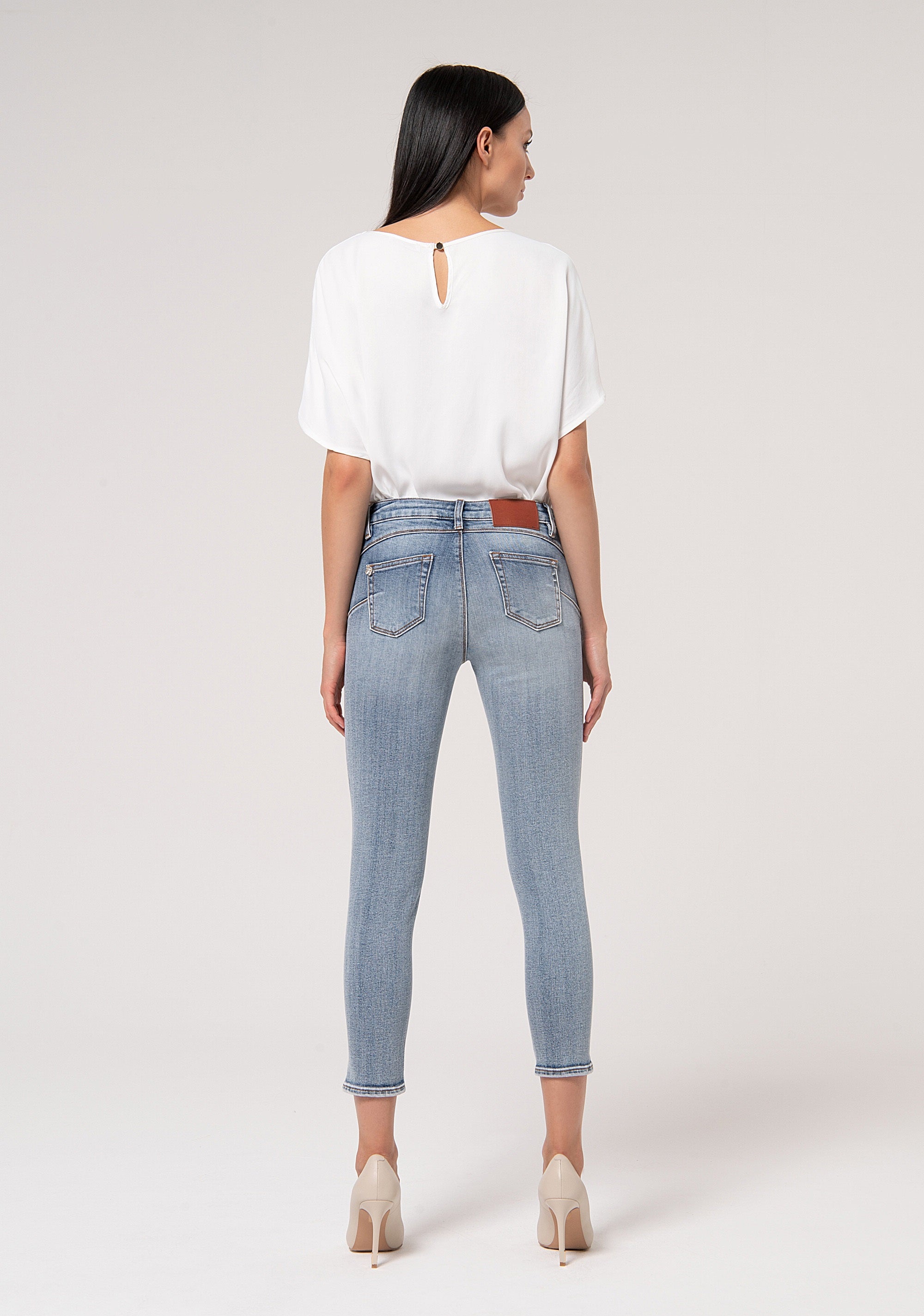 Jeans cropped effetto shape up in denim con lavaggio bleached