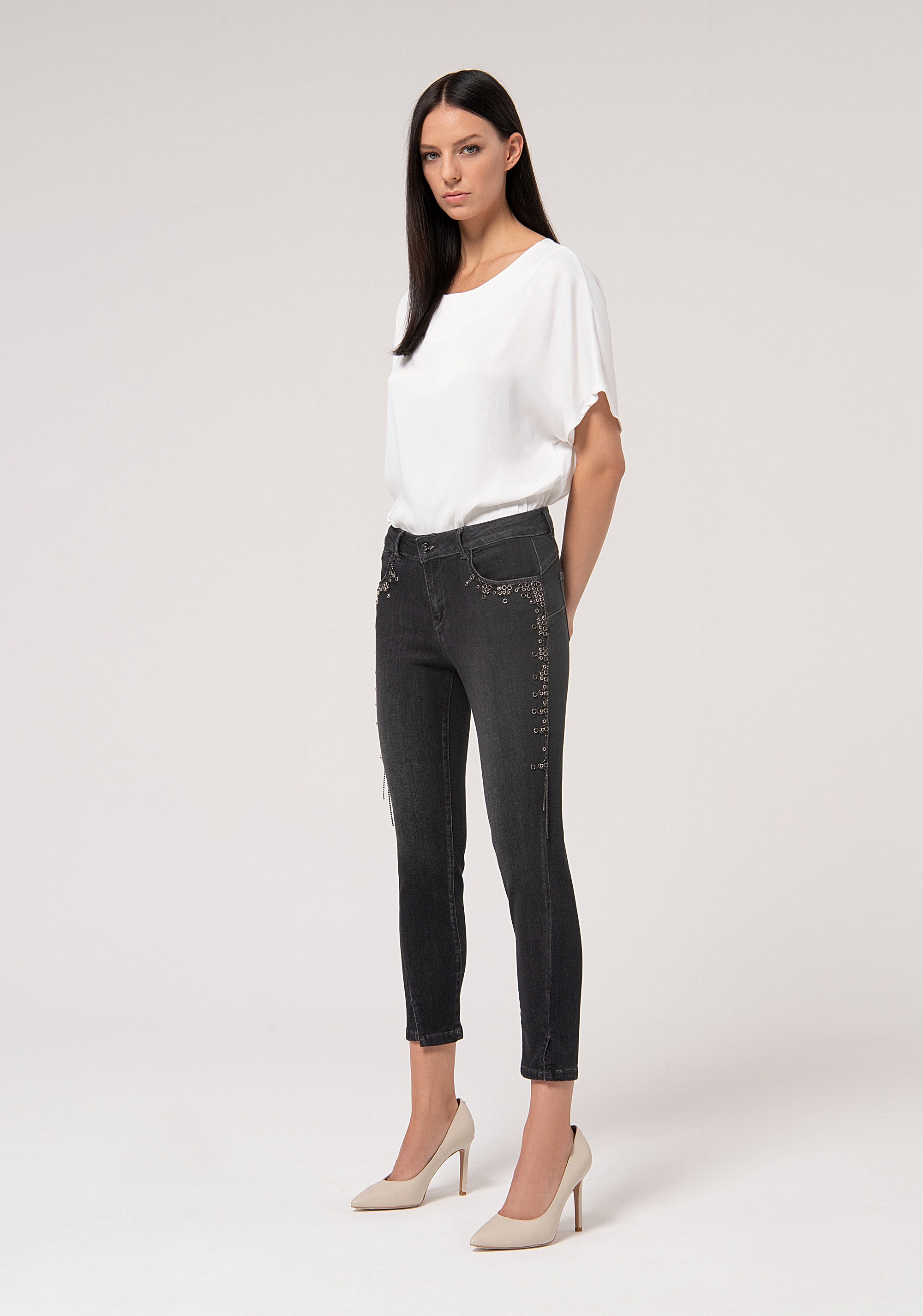 Jeans cropped effetto shape up in denim nero con lavaggio scuro