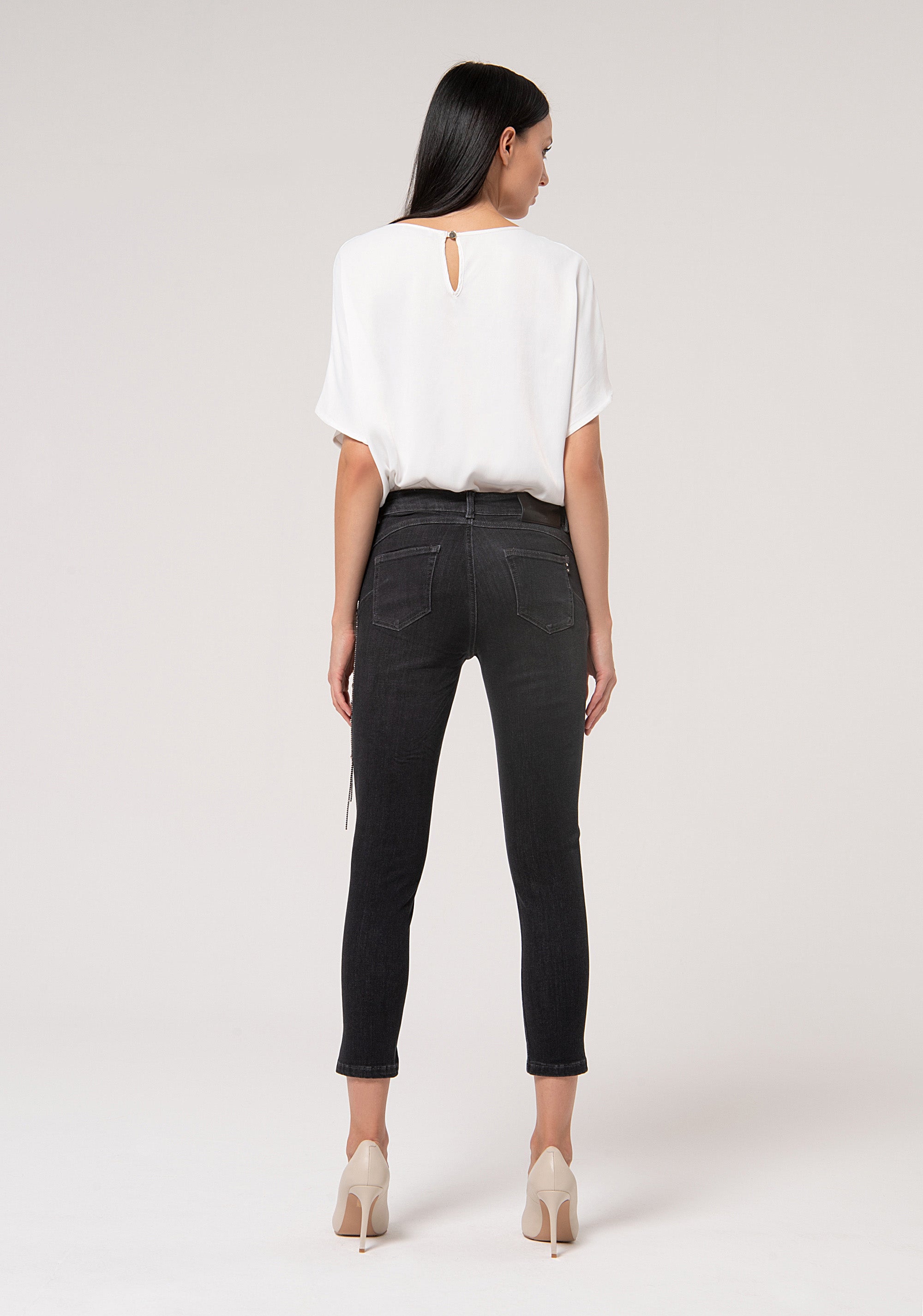 Jeans cropped effetto shape up in denim nero con lavaggio scuro