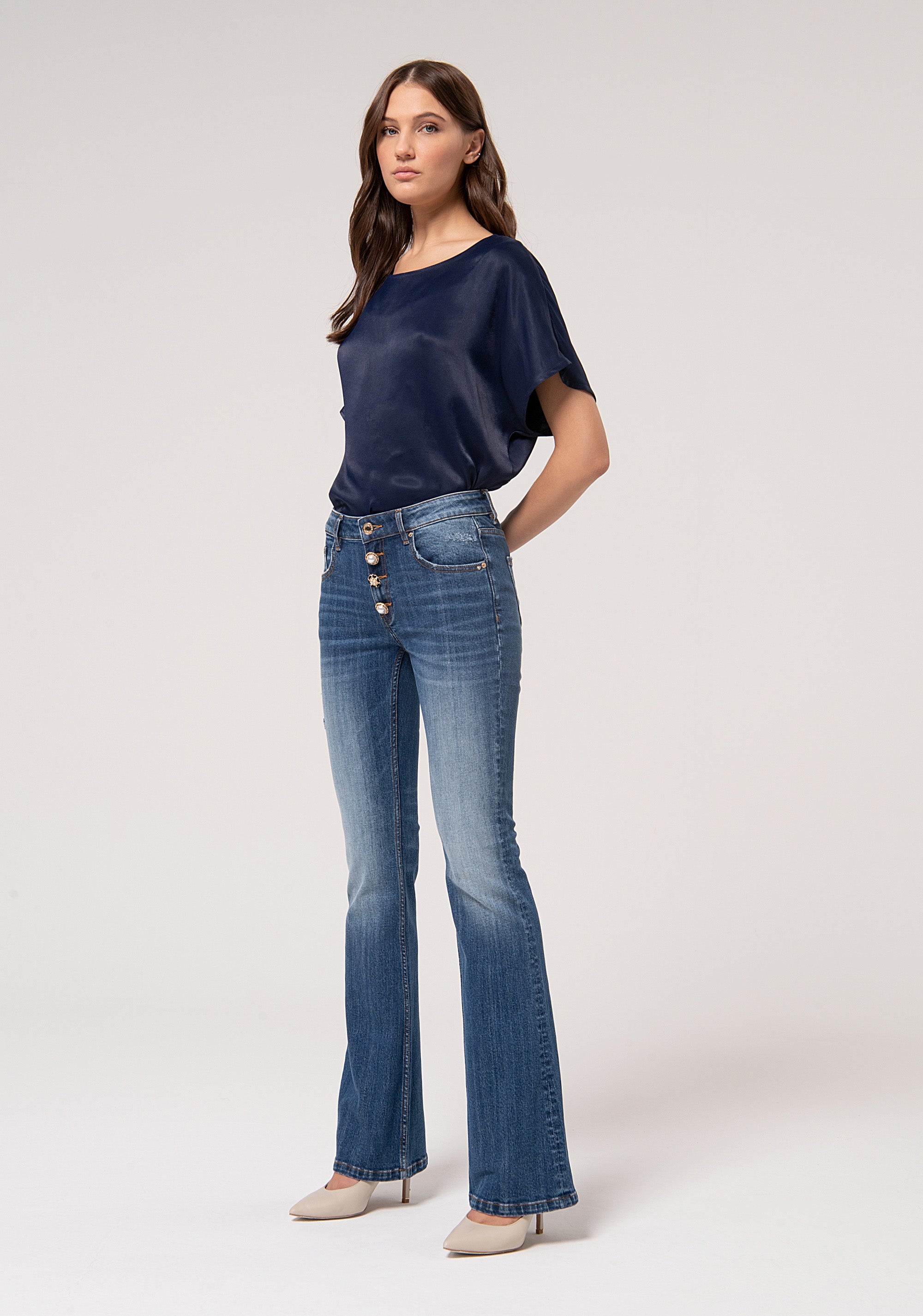 Jeans bootcut in denim stretch con lavaggio medio