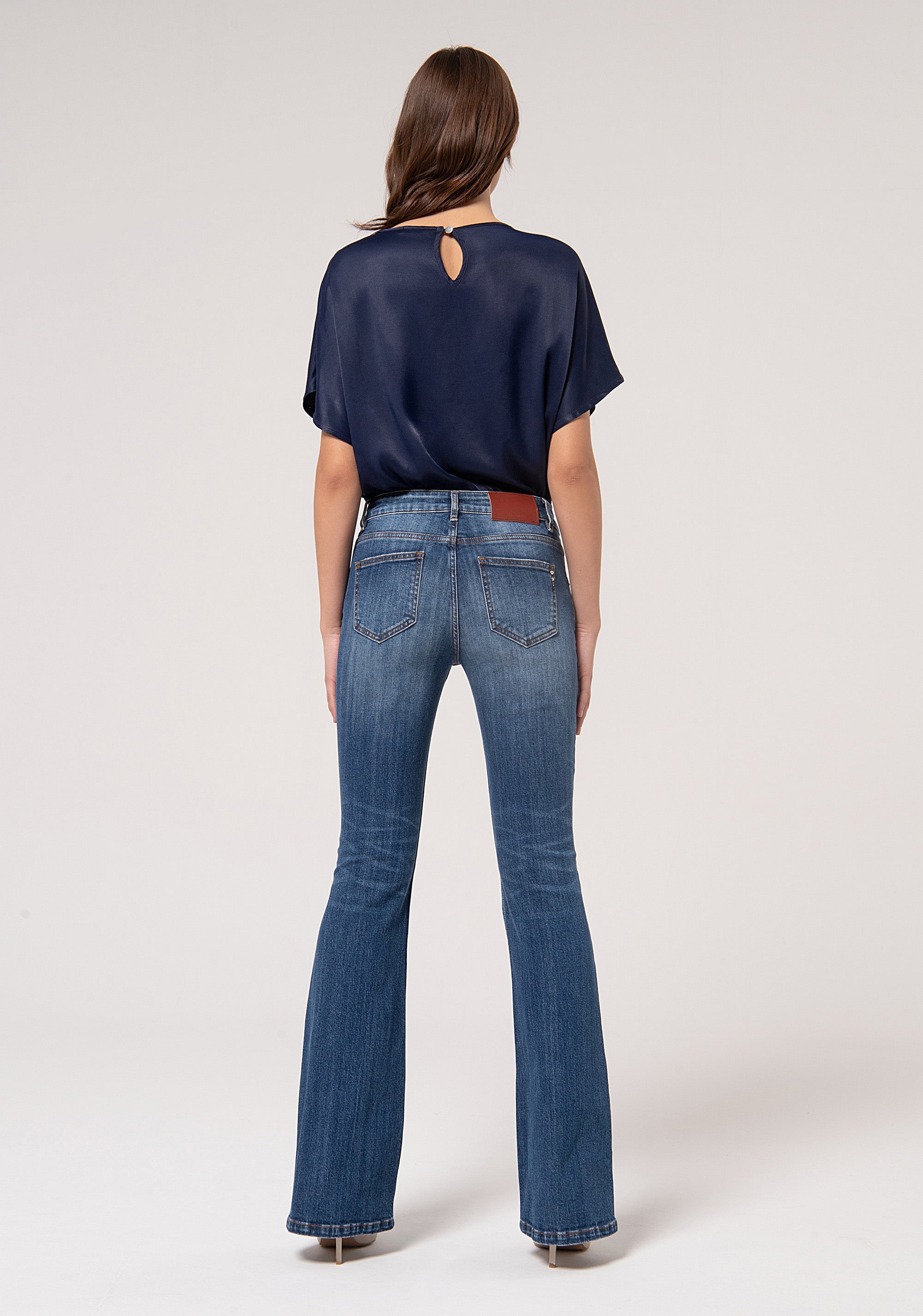 Jeans bootcut in denim stretch con lavaggio medio