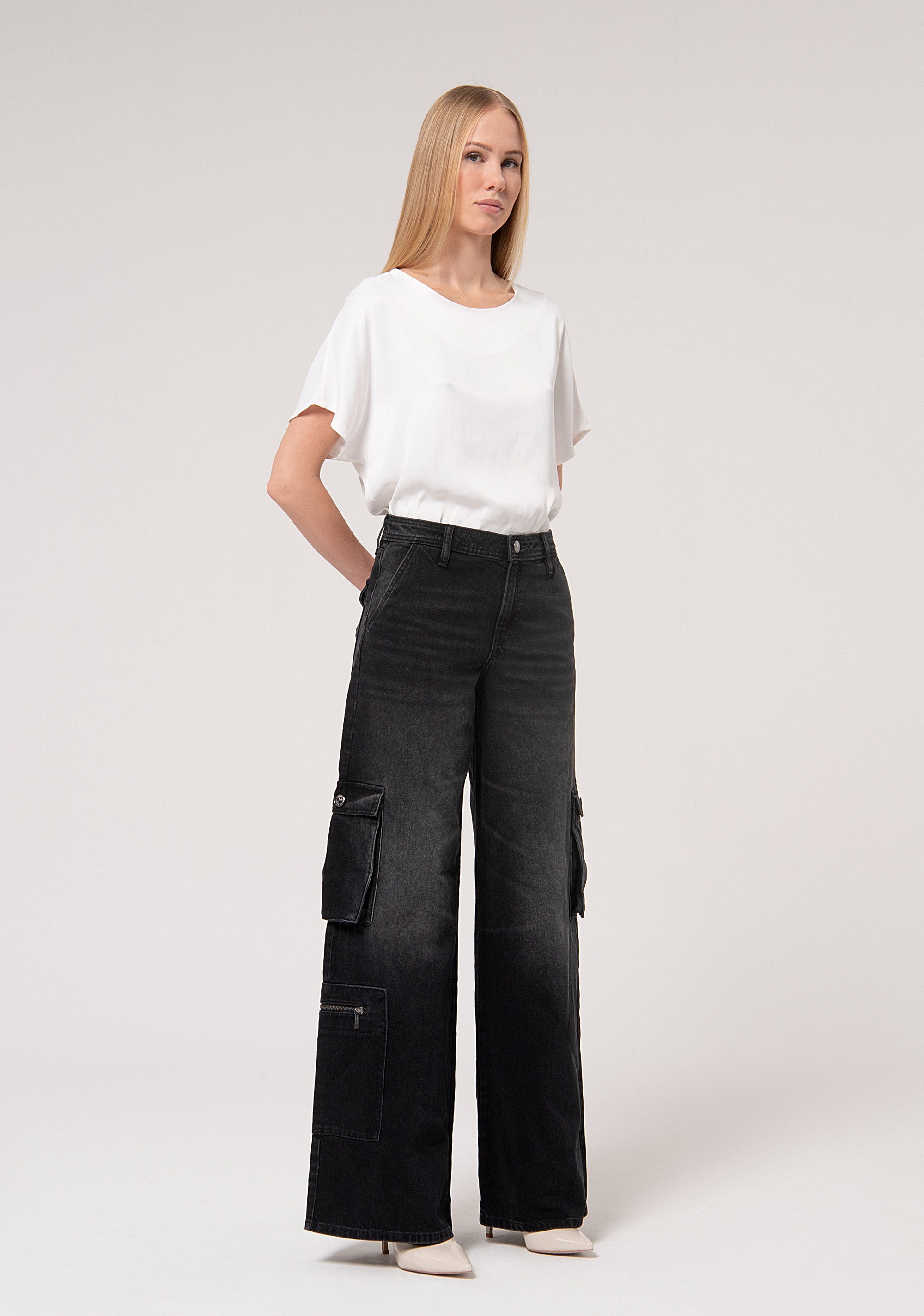 Jeans cargo flare in denim nero con lavaggio scuro