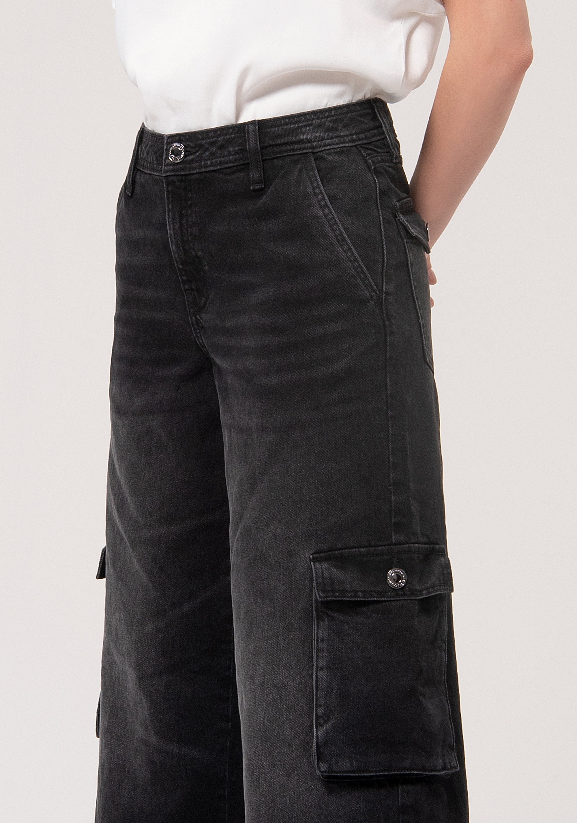 Jeans cargo flare in denim nero con lavaggio scuro FR24WVC003D41904-H21 Fracomina