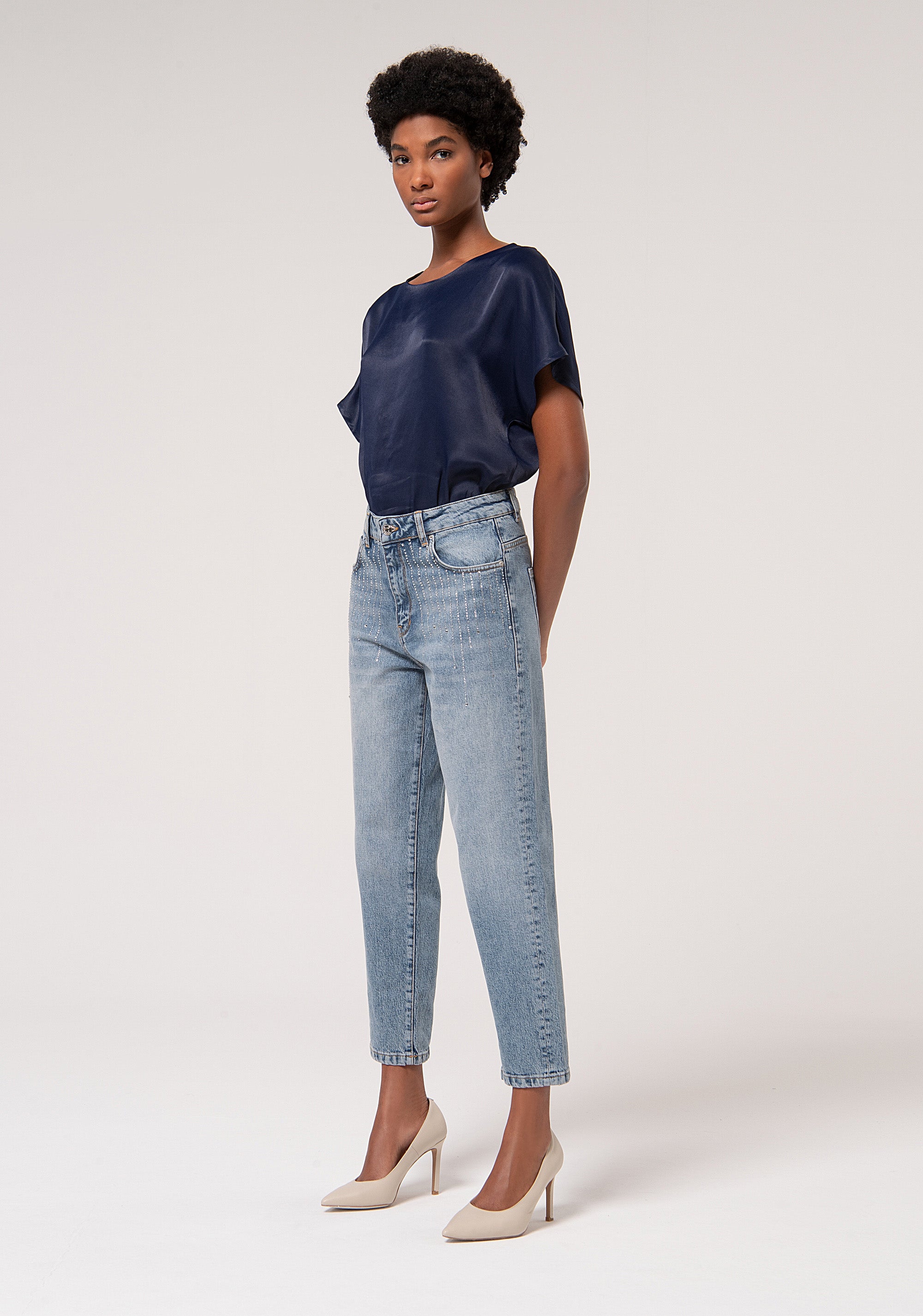 Jeans mom fit in denim con lavaggio bleached