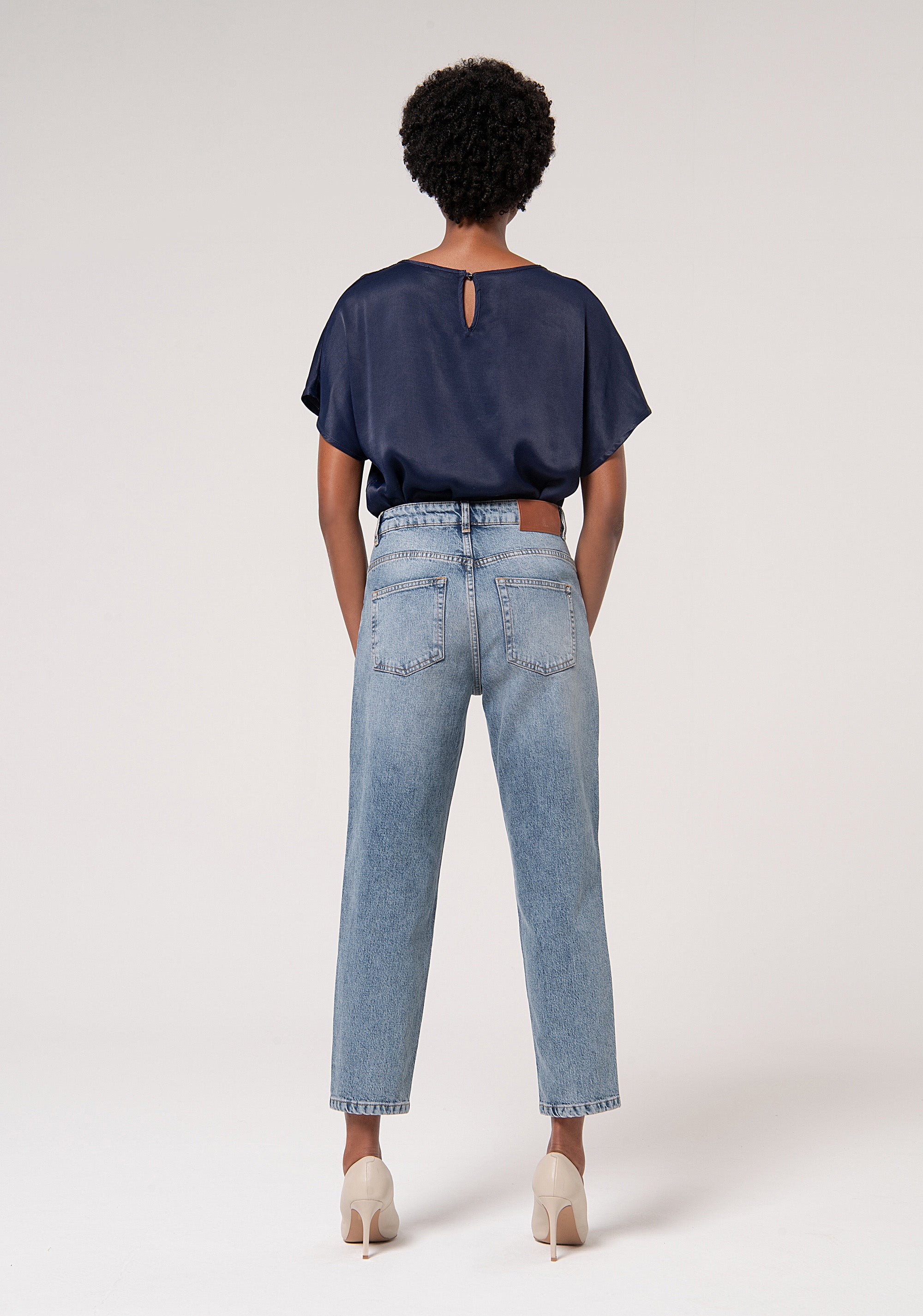 Jeans mom fit in denim con lavaggio bleached