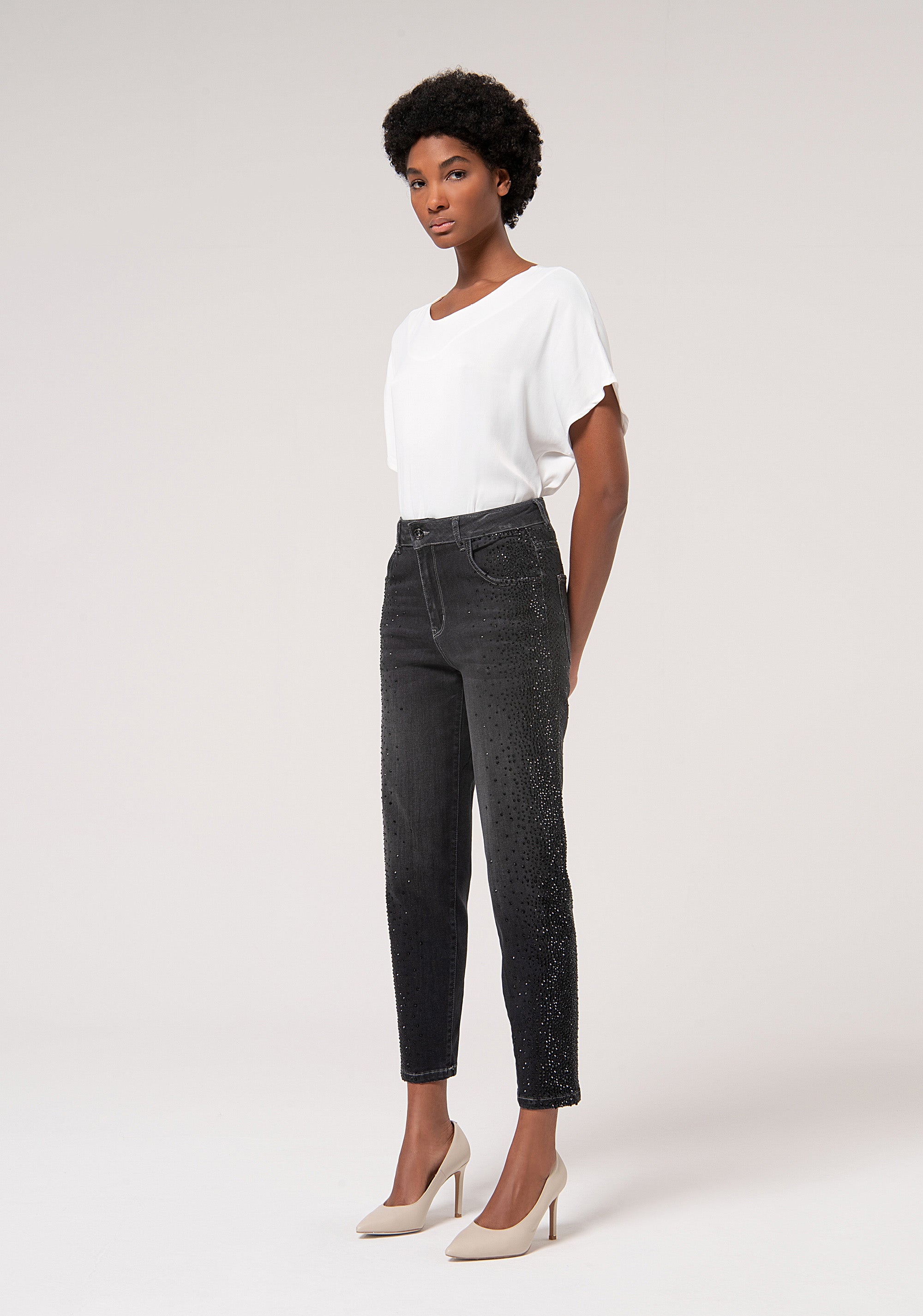 Jeans mom fit in denim nero con lavaggio medio