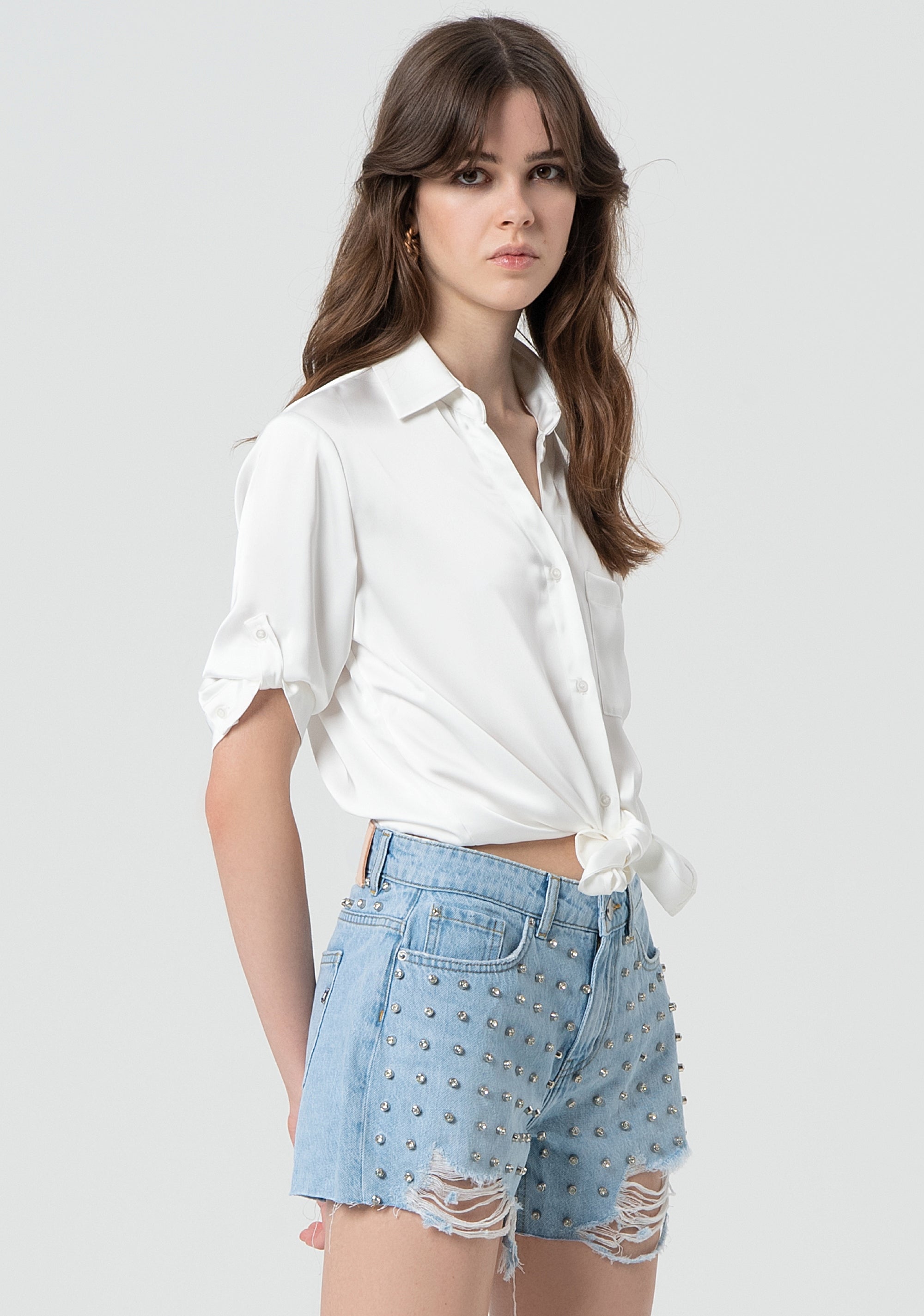 Short in denim con applicazioni