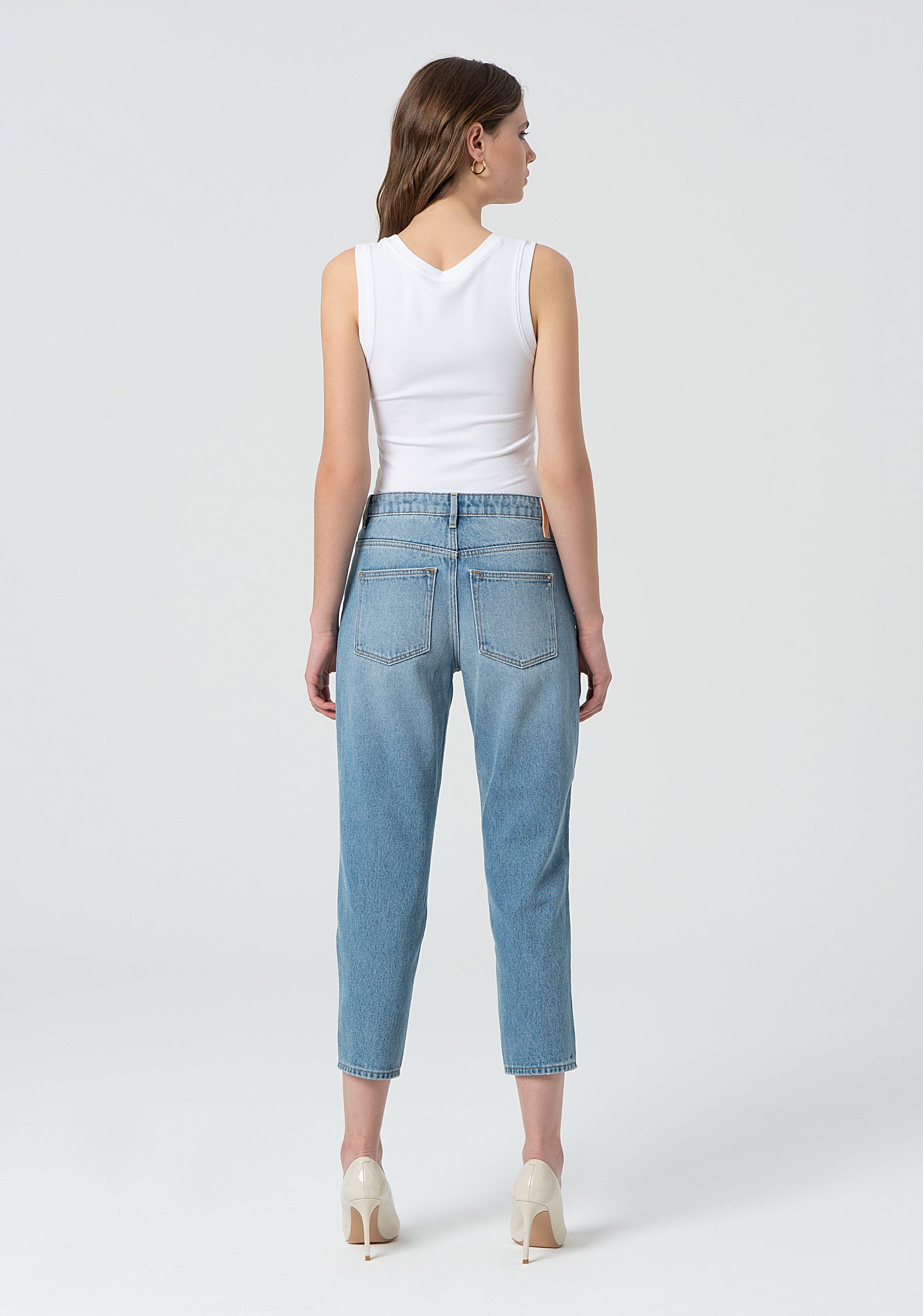 Jeans carrot mom fit in denim con lavaggio medio FR25SVD005D41903-062 Fracomina