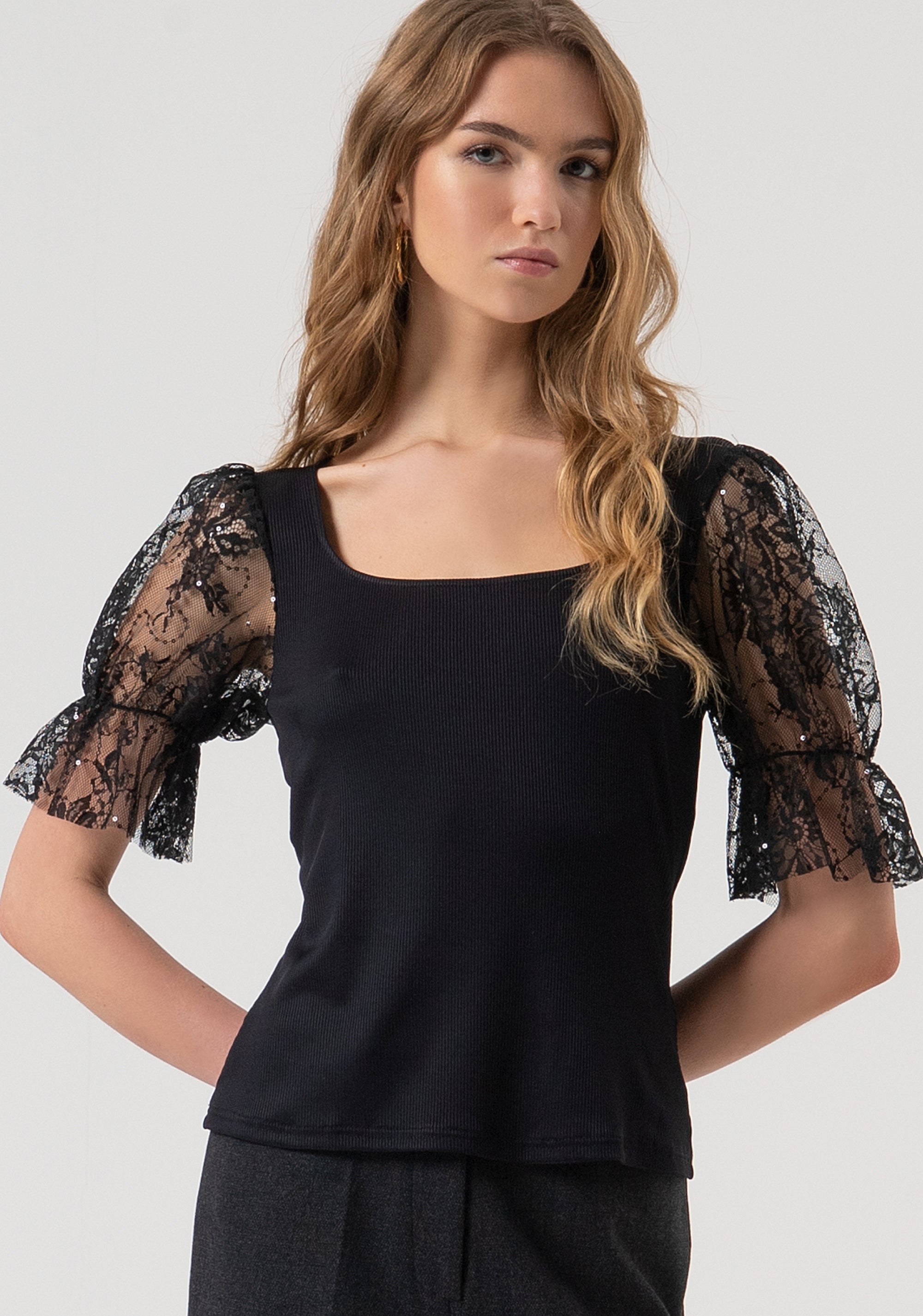 T-shirt slim con maniche corte a sbuffo in pizzo FR25WT3031J463G1-053 Fracomina
