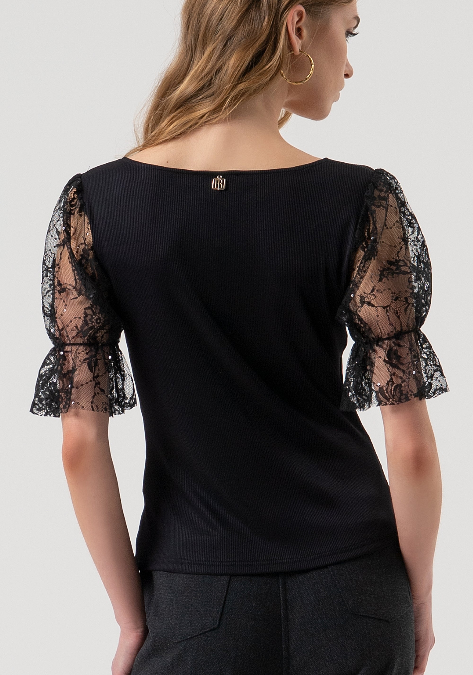 T-shirt slim con maniche corte a sbuffo in pizzo FR25WT3031J463G1-053 Fracomina