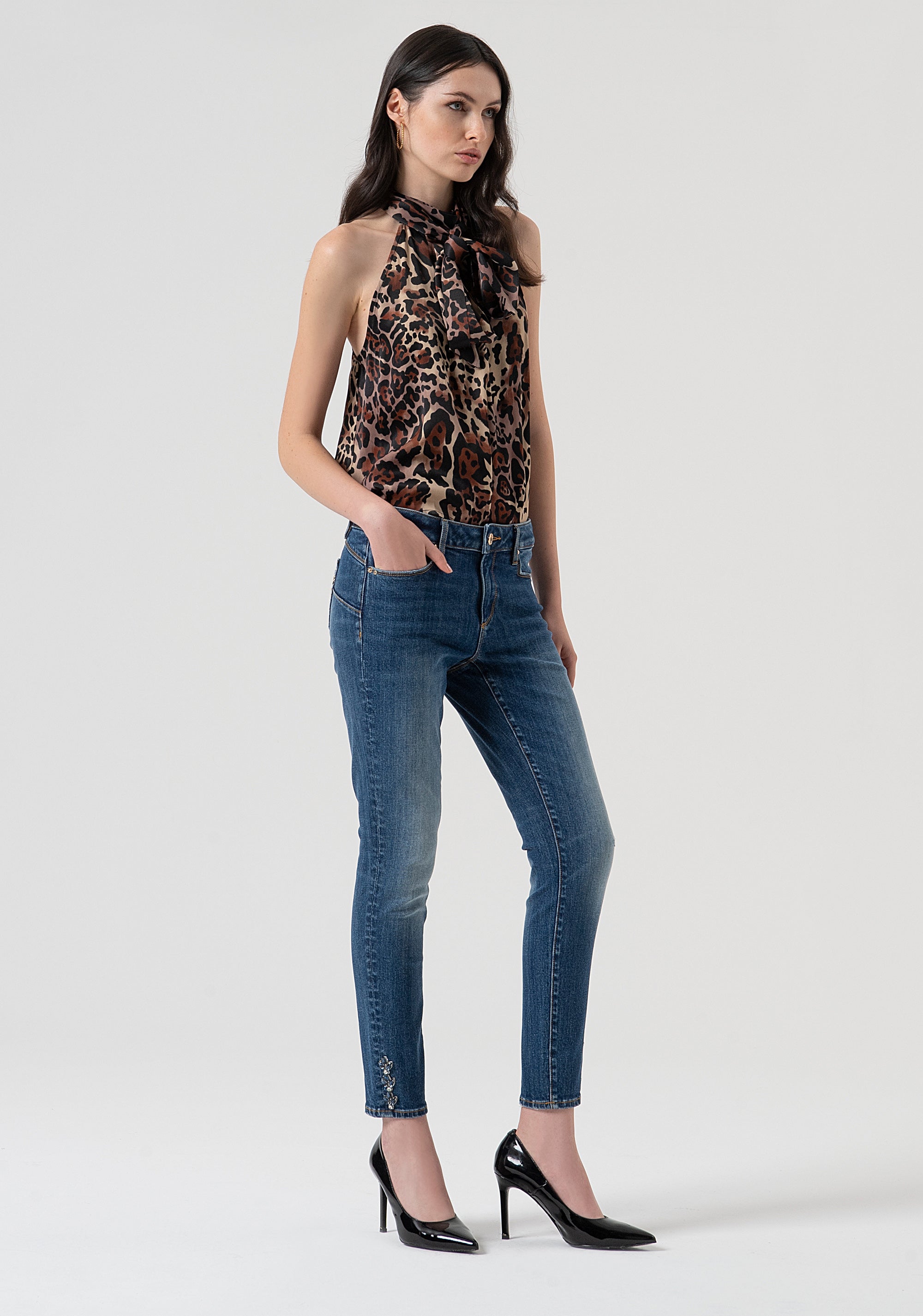 Jeans slim effetto push up in denim con lavaggio medio FR25WV8000D401P2-A99 Fracomina