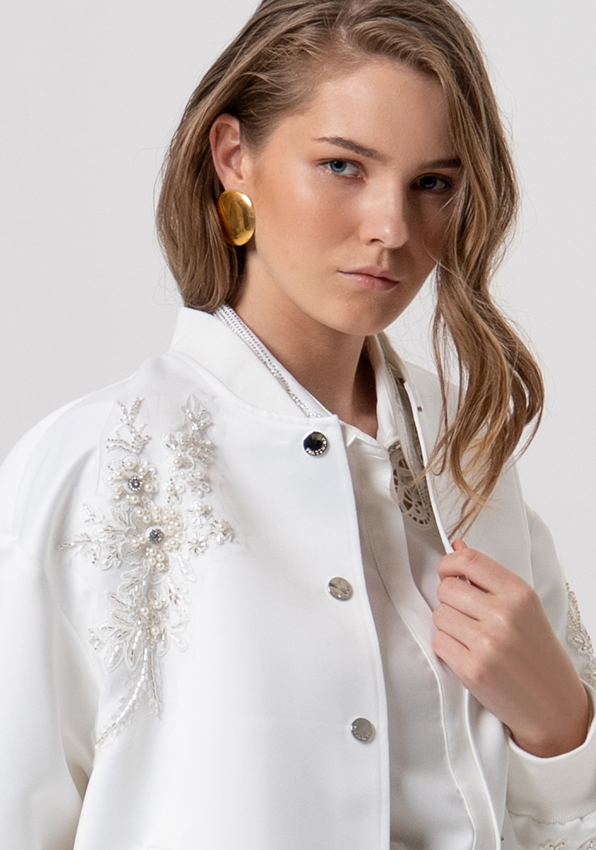 Giacca oversize modello bomber con applicazioni di perle, ricami e pietre luminose FR26SC1006W411R9-278 Fracomina