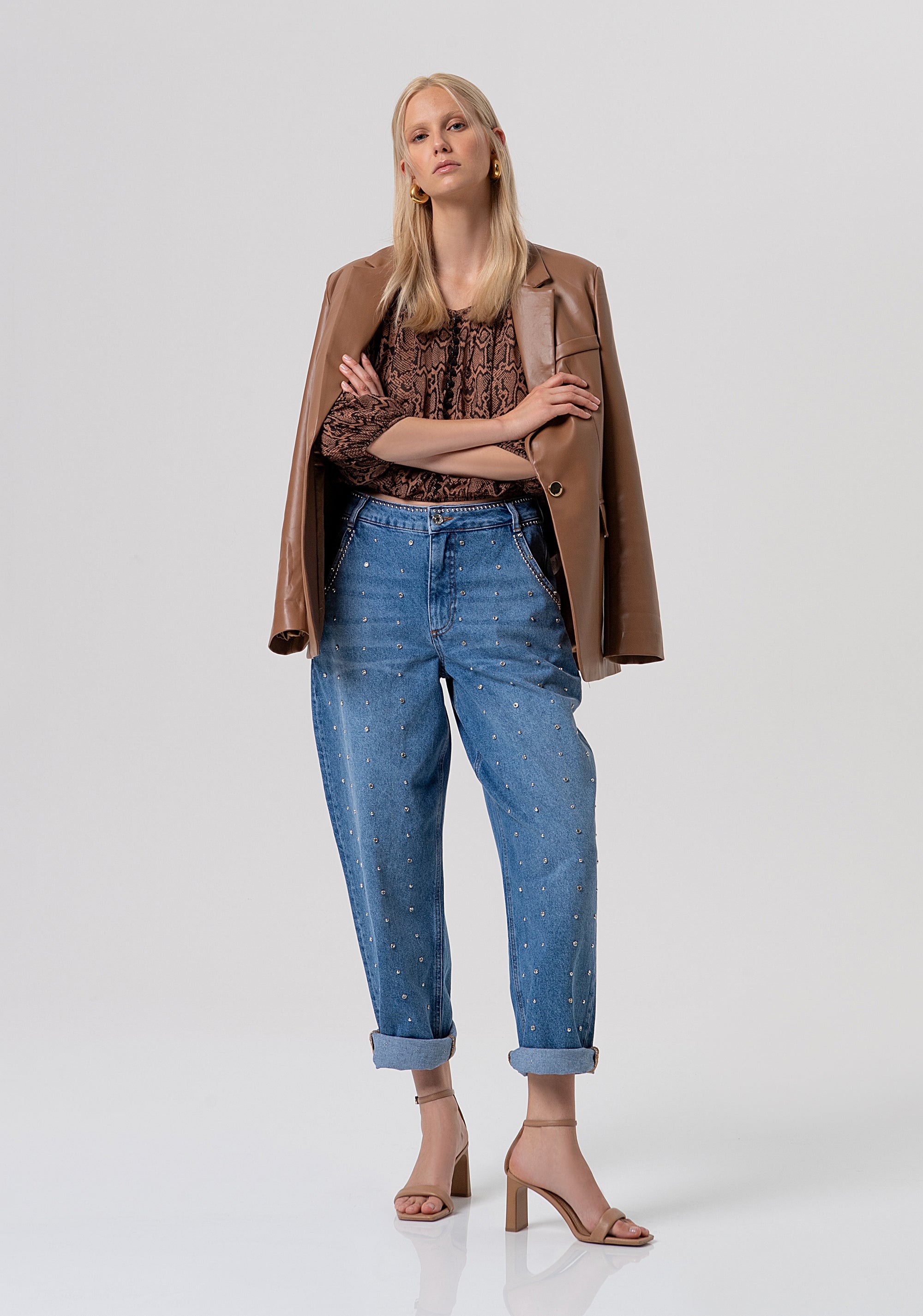 Jeans carrot balloon fit in denim con lavaggio medio ed applicazioni luminose FR26SV4006D419R9-258 Fracomina