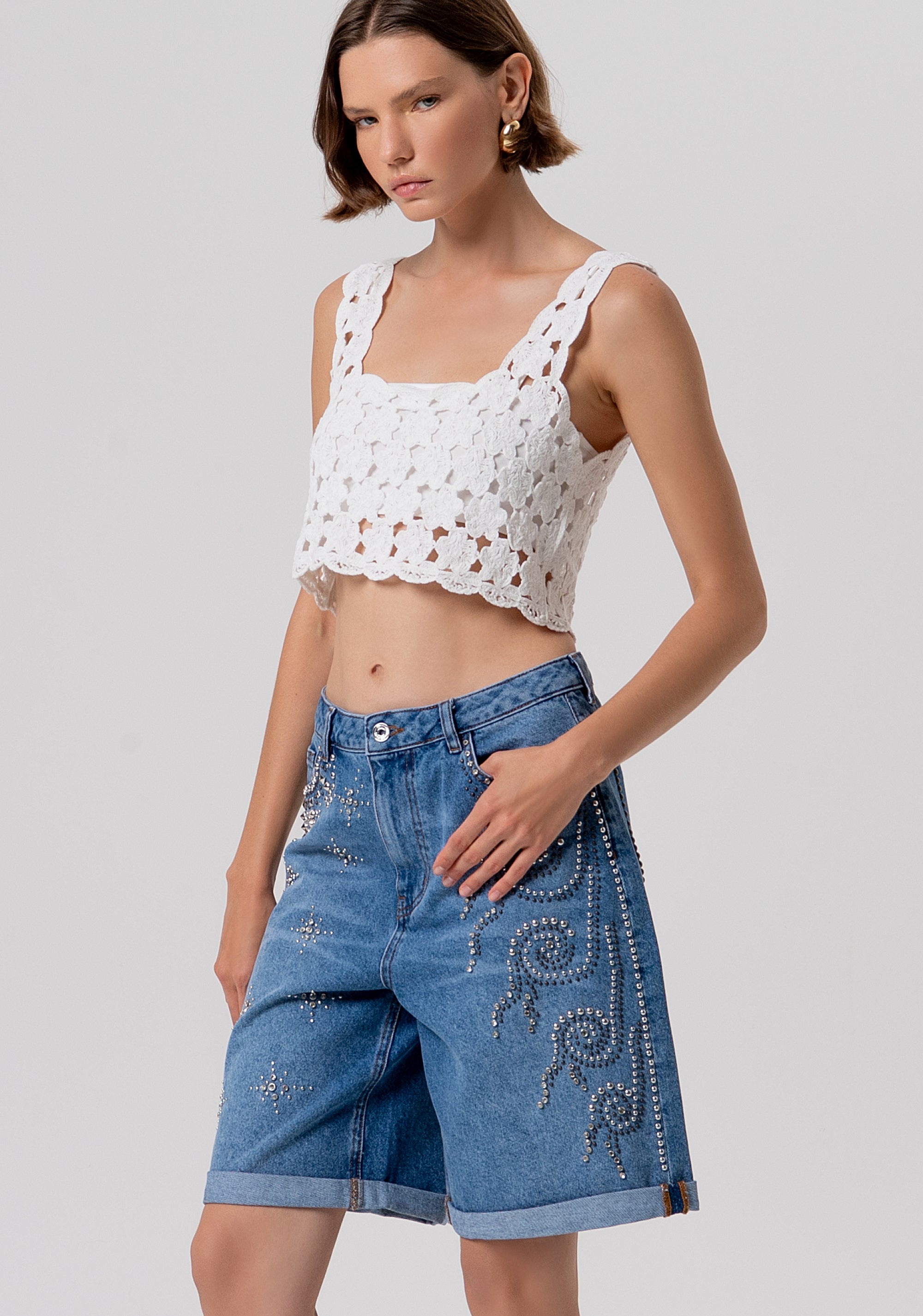 Bermuda flare in denim con lavaggio medio ed applicazioni luminose FR26SV6025D419R9-258 Fracomina