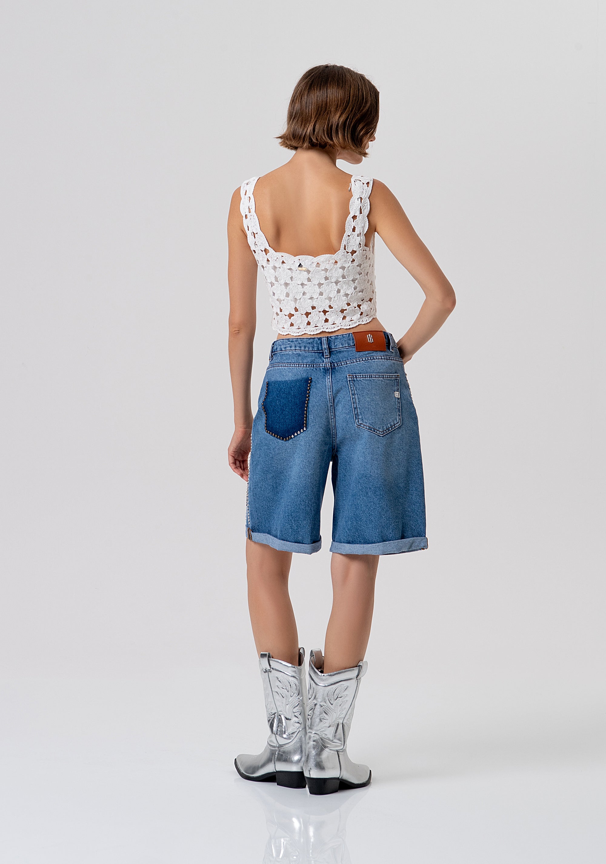 Bermuda flare in denim con lavaggio medio ed applicazioni luminose FR26SV6025D419R9-258 Fracomina