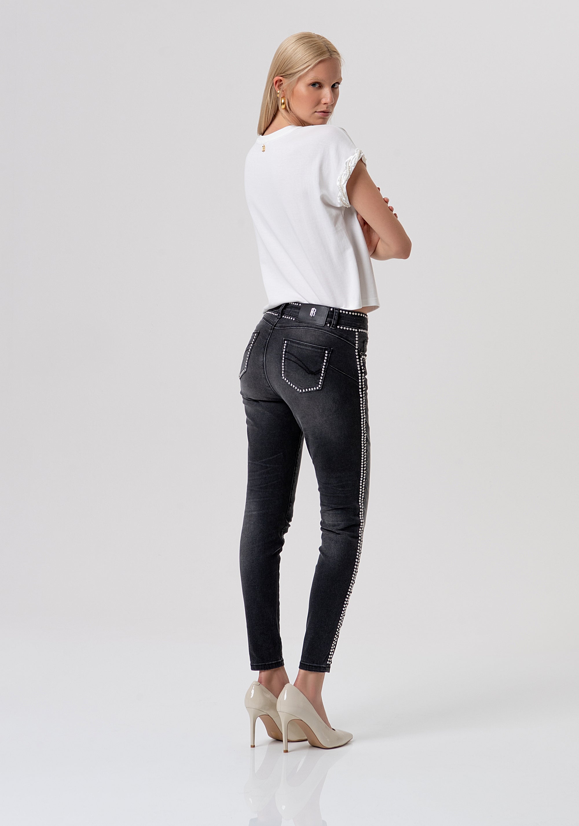 Jeans slim effetto push up in denim nero con lavaggio medio FR26SV8000D460R9-H21 Fracomina