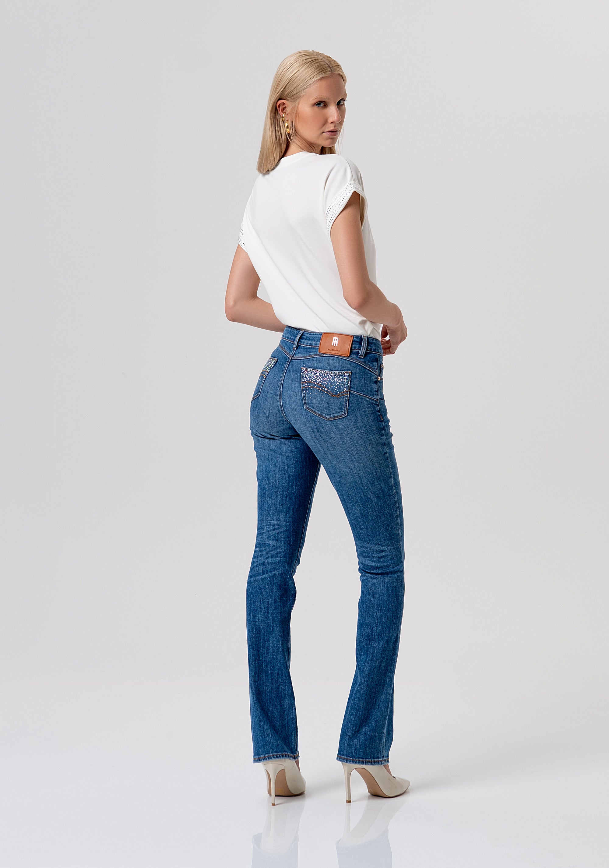 Jeans bootcut effetto push up in denim con lavaggio medio FR26SV8020D450P2-A99 Fracomina