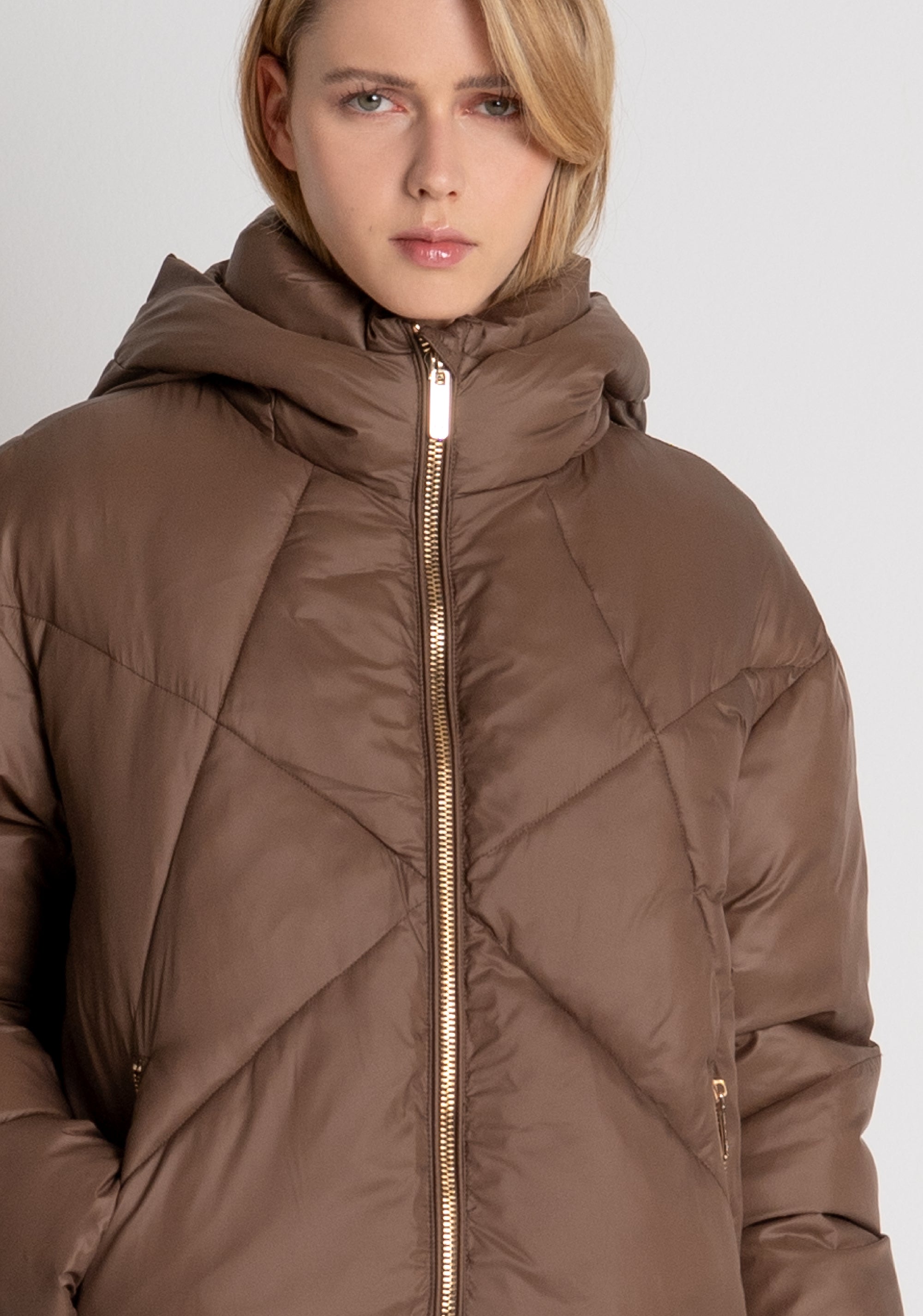 Piumino regular con cappuccio FR26WC3017O46401 FRACOMINA