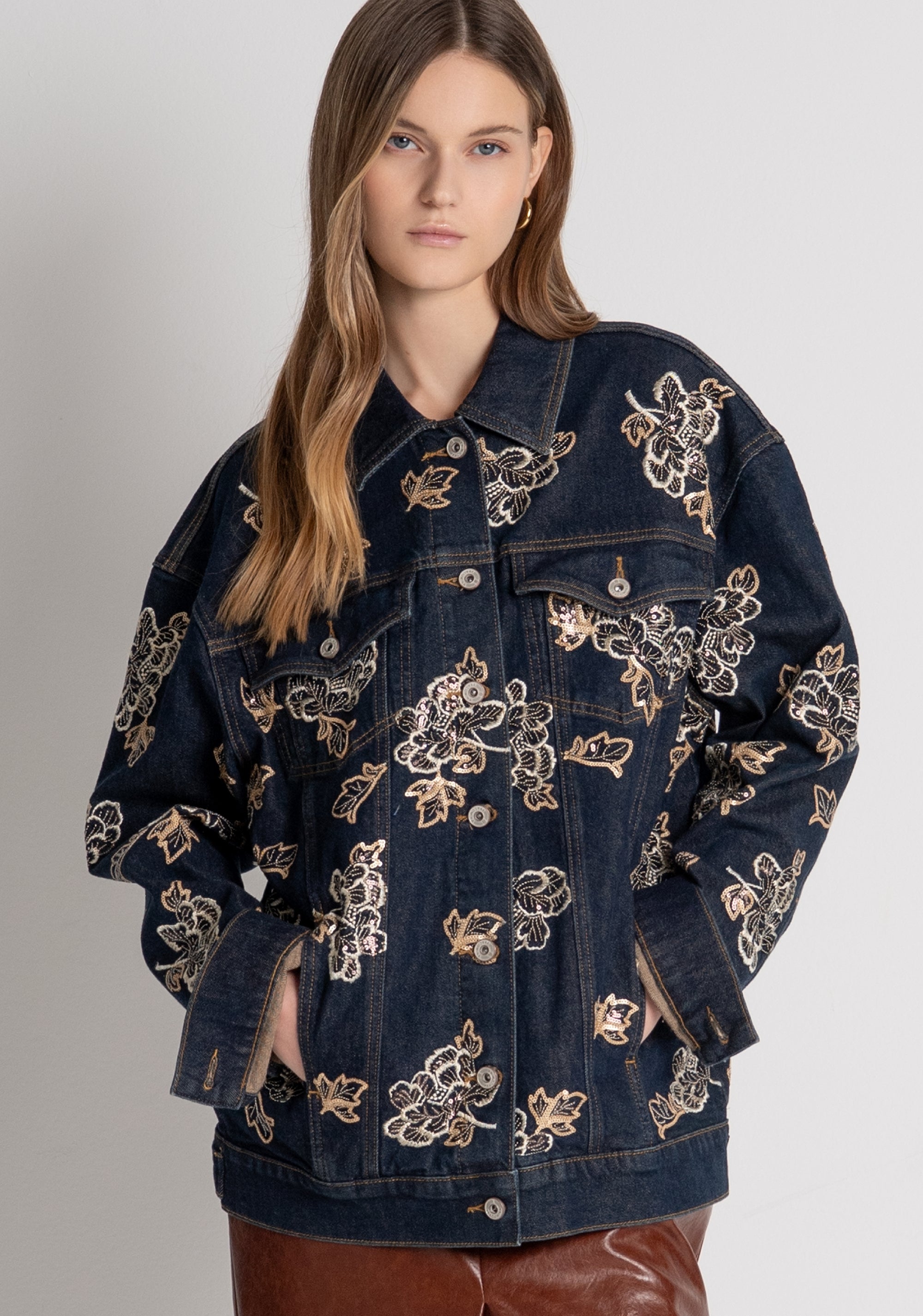 Giacca regular in denim con lavaggio overdyed e ricami applicati FR26WJ4009D419E5 FRACOMINA