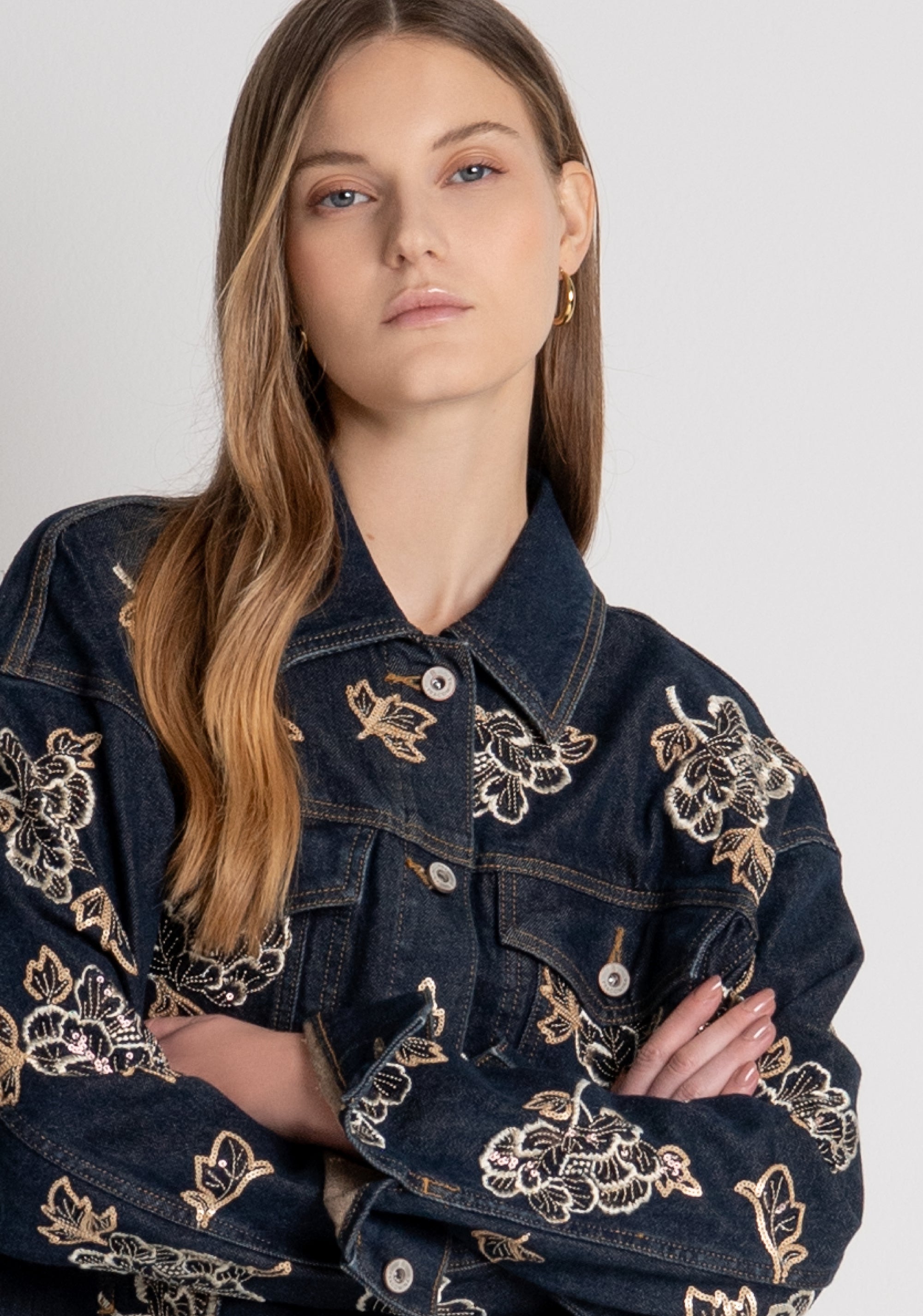 Giacca regular in denim con lavaggio overdyed e ricami applicati FR26WJ4009D419E5 FRACOMINA