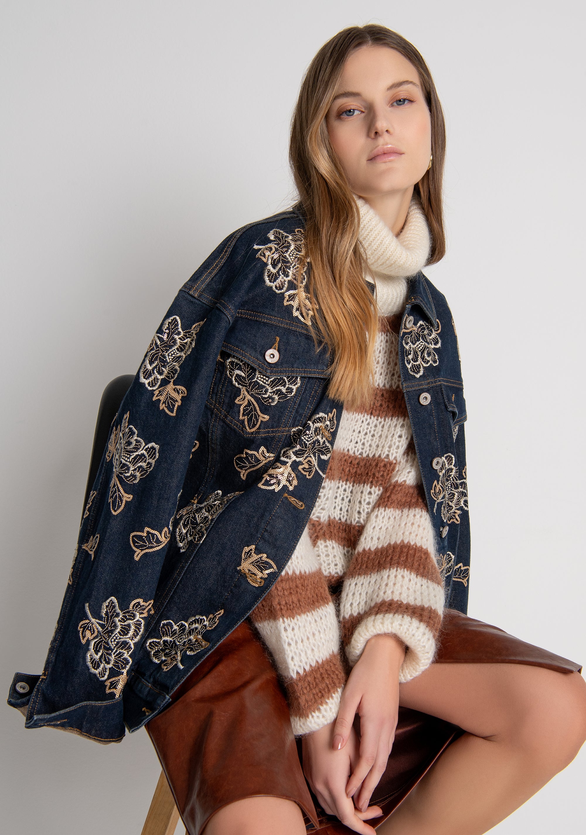 Giacca regular in denim con lavaggio overdyed e ricami applicati FR26WJ4009D419E5 FRACOMINA