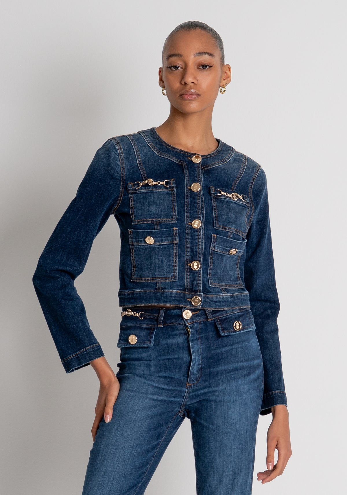 Giacca slim cropped in denim con lavaggio medio FR26WJ4012D47602 FRACOMINA