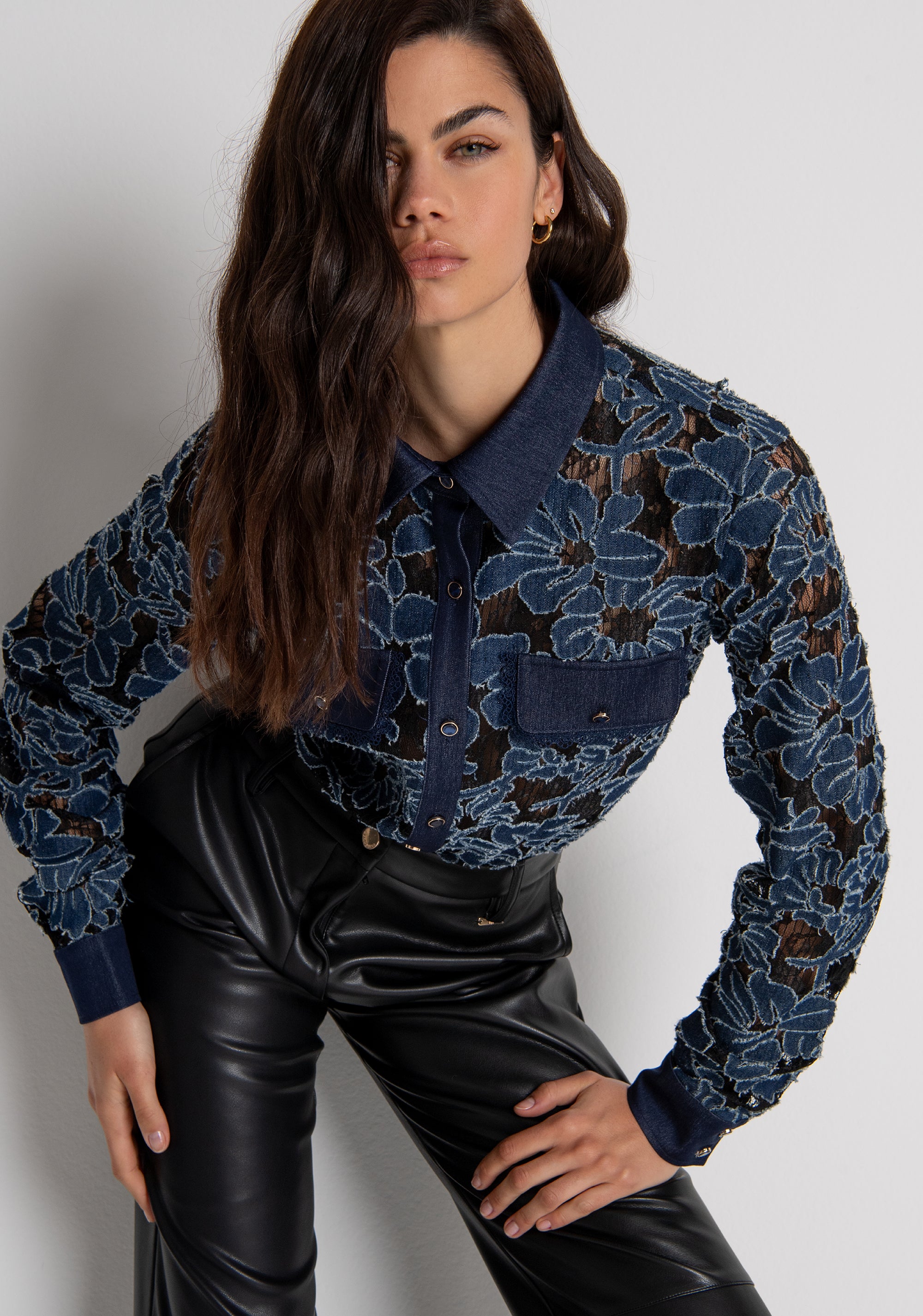 Camicia regular in denim lavorato con fiori  FR26WT6022D475G1 FRACOMINA