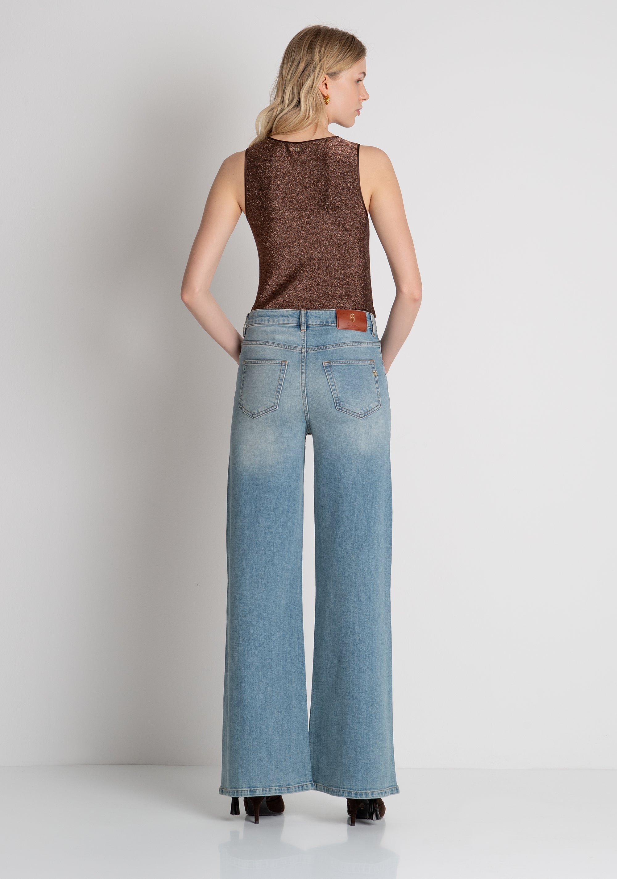 Jeans flare in denim con lavaggio chiaro FRACOMINA — immagine 4 di 7