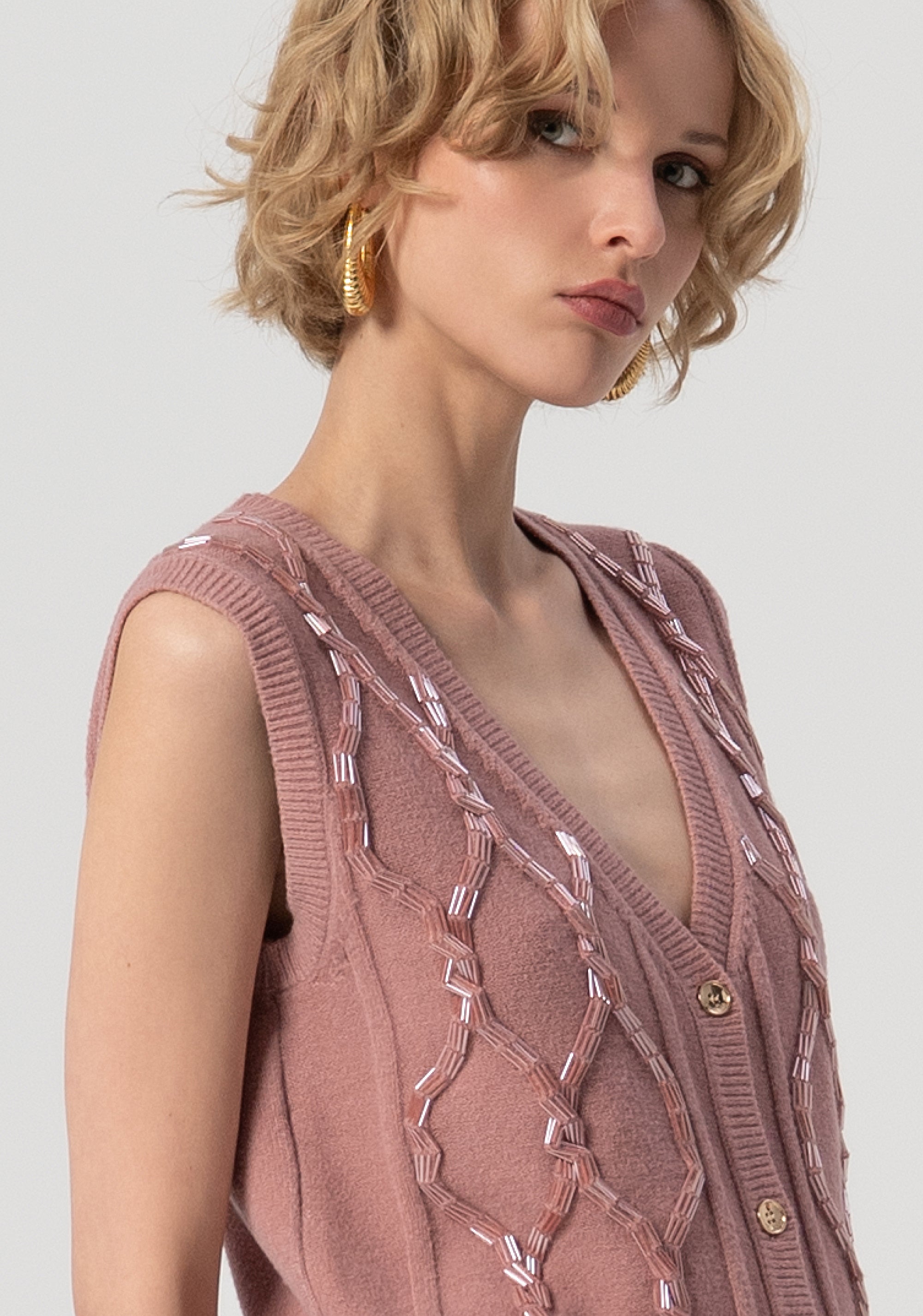 Gilet regular in maglia con punto treccia e baguette applicate FS25WT8008K50201-238 Fracomina