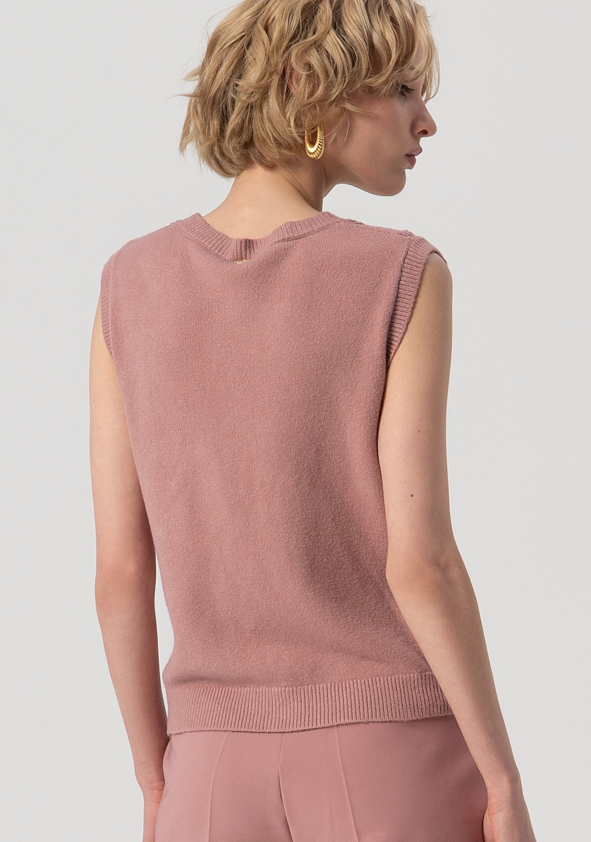 Gilet regular in maglia con punto treccia e baguette applicate FS25WT8008K50201-238 Fracomina