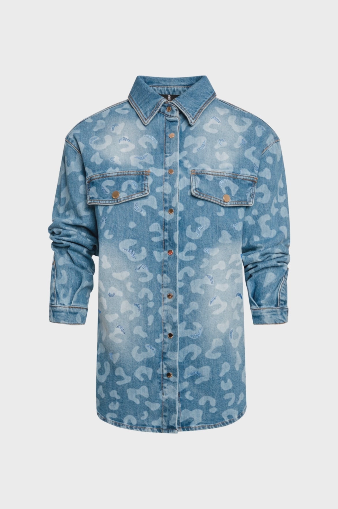 Camicia regular in denim con lavaggio medio e fantasia animalier